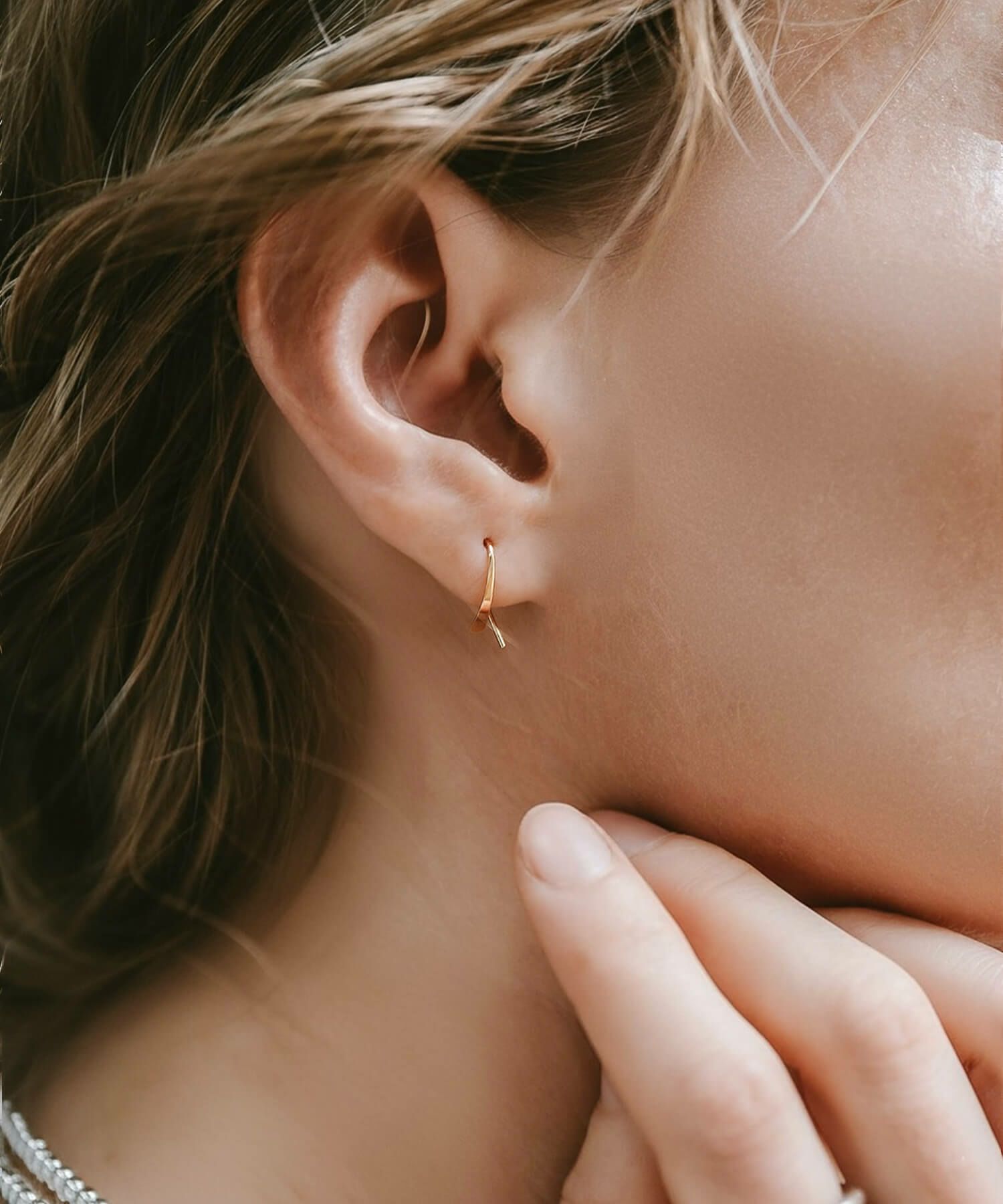 18k ピアス フープ つけっぱなし 小さめ 18金 K18 日本製・甲府ブランド 金属アレルギー 対応 レディース ジュエリー アクセサリー プレゼント フープピアス フックピアス 揺れる ラインピアス カジュアル おしゃれ ゴールドピアス
