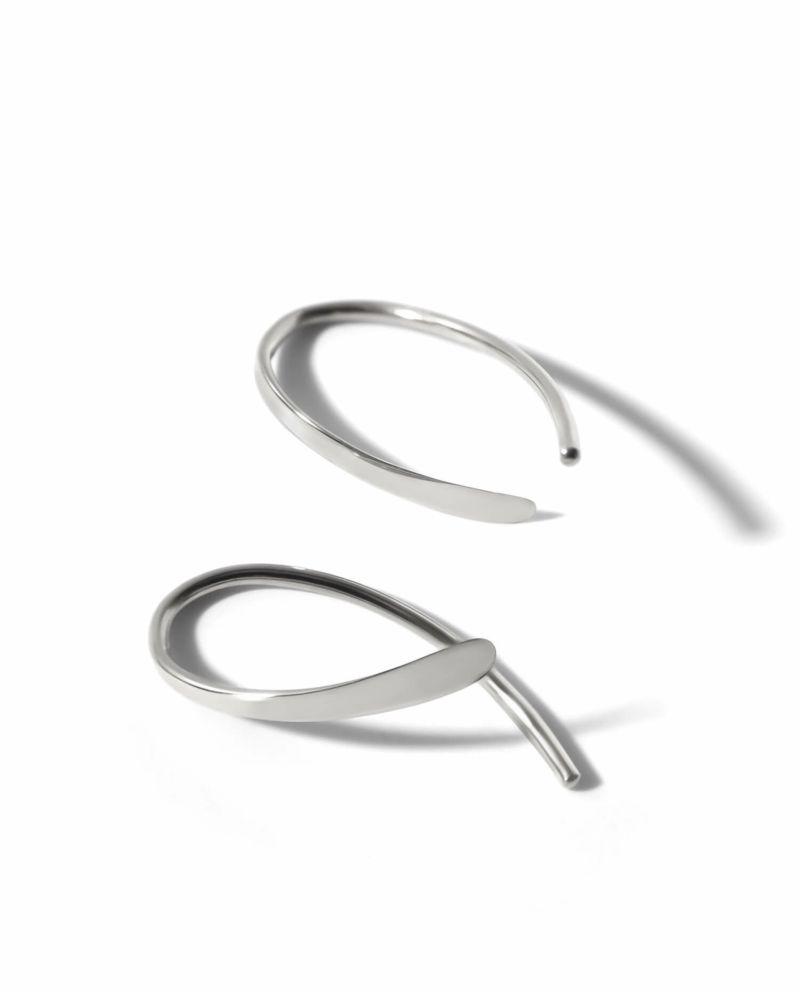 左耳にミニマムサイズのカーブの付いたフープピアス。