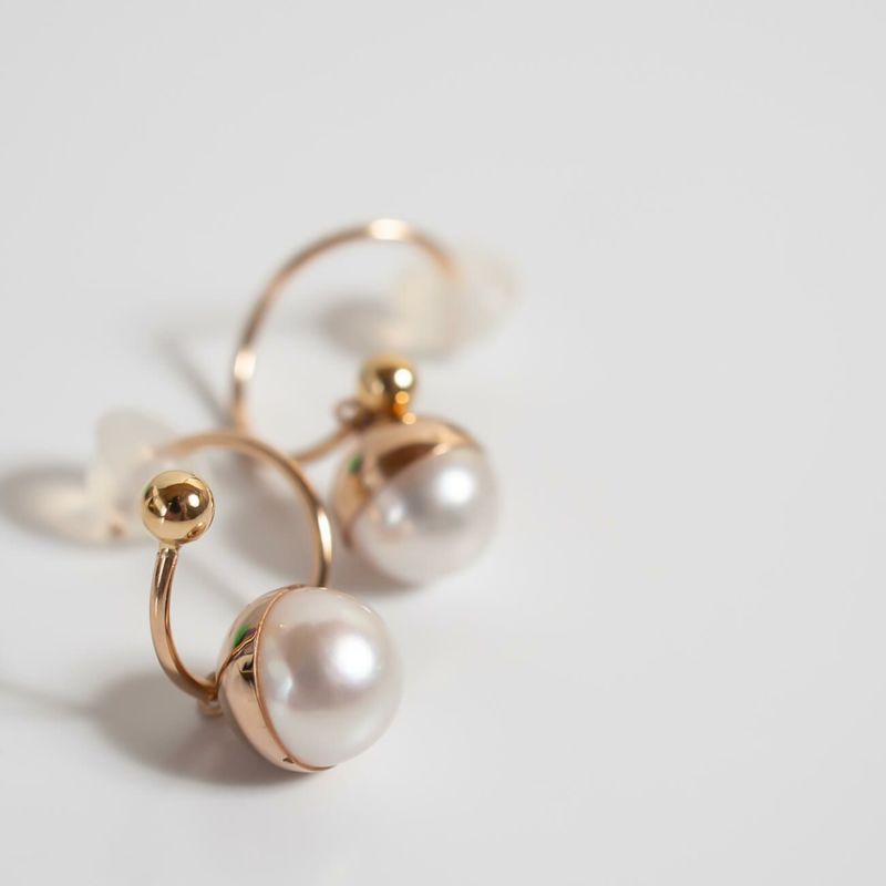 K18 Ping Gold Swirl Pearl Earrings SUZURAN -スズラン- | Ops.(オプス)公式ストア