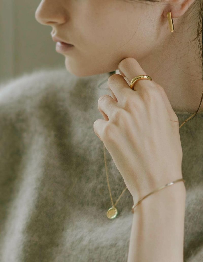 金色のネックレス、シルバーの宝石付きの指輪ふたつ-