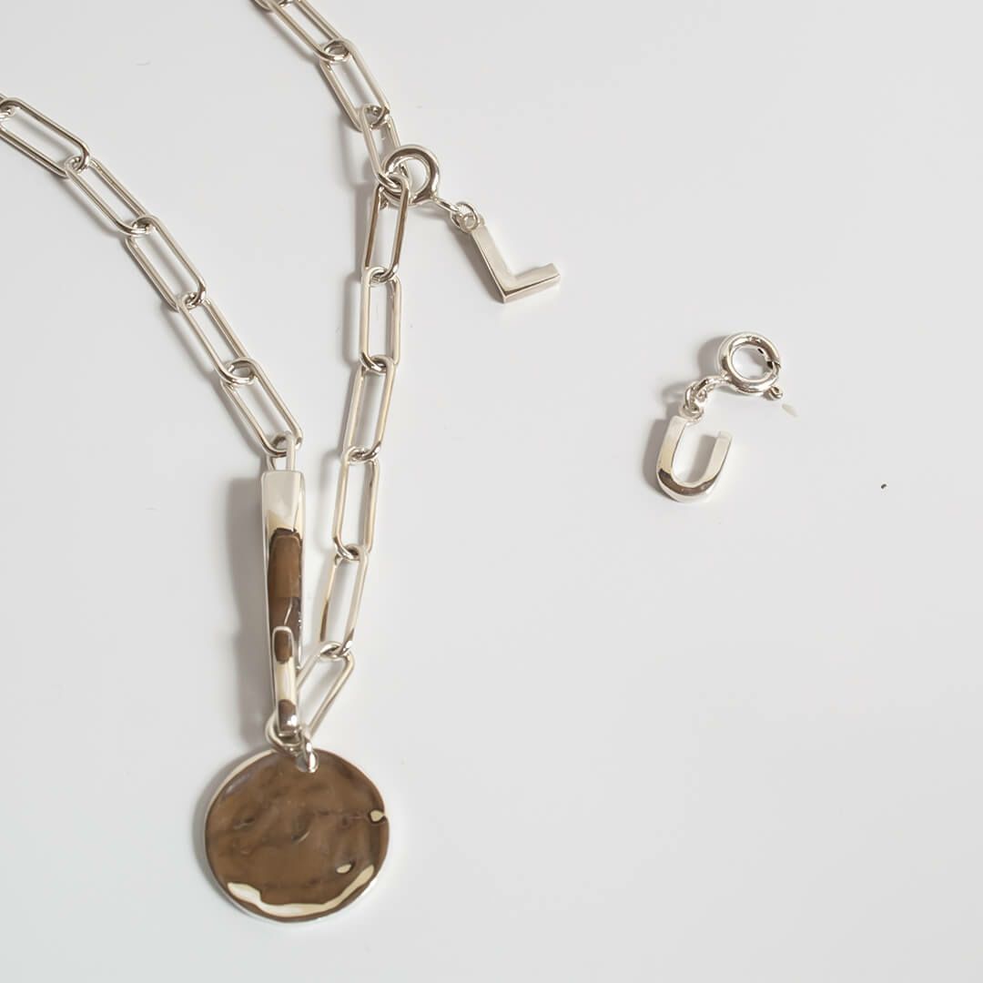 シルバー チャーム イニシャル アルファベット チャーム 【LUPINO ルピーノ】 キーホルダー レディース ペンダントトップ ストラップ イヤホンジャック ペット ピアス アクセサリー パーツ イニシャルチャーム