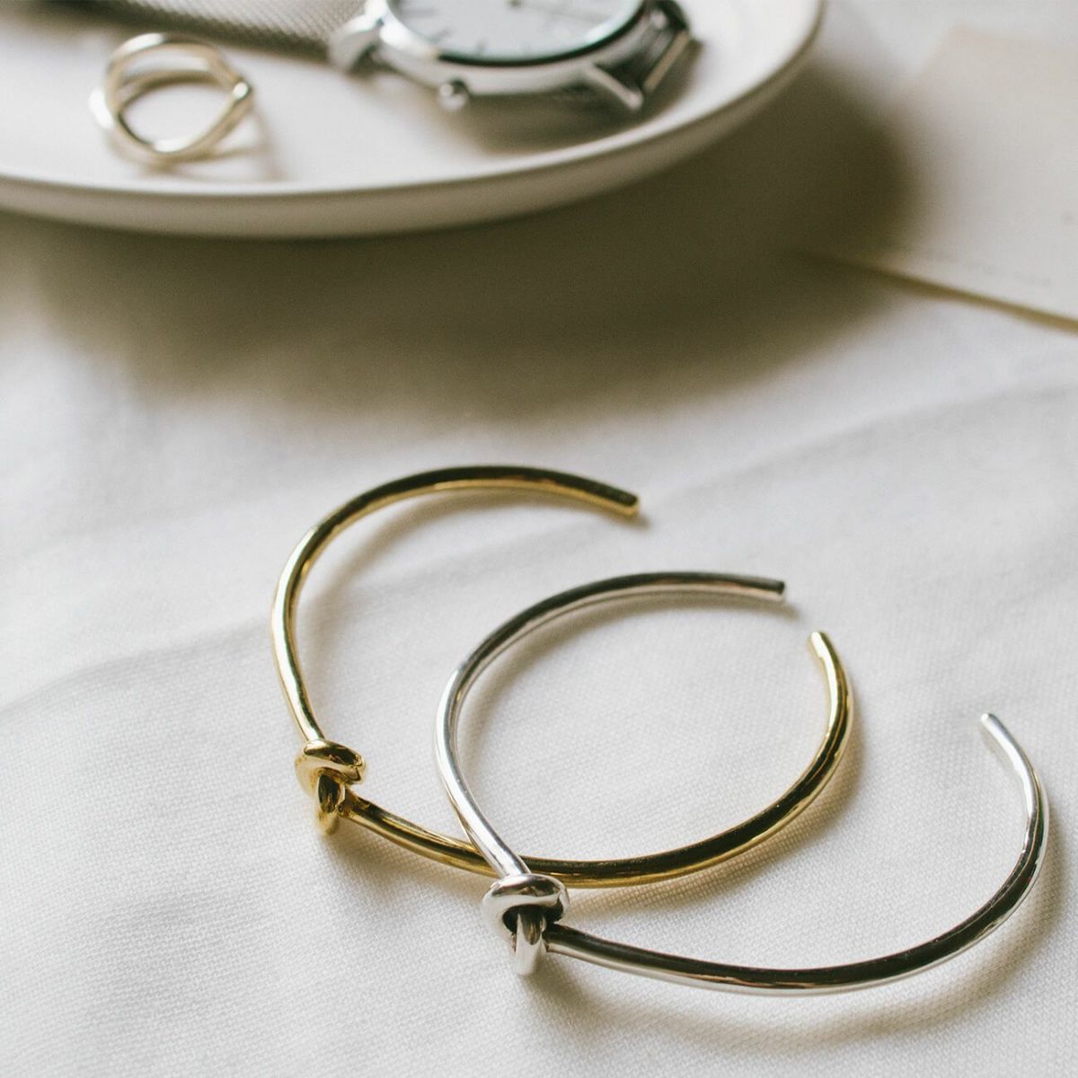シルバー925 バングル ゴールド K18仕上げ ノットバングル 【OBLIGA オブリガ】 金属アレルギー対応 シルバー925 結び目 silver925 18kコーティング 太さ2mm 全2色 バングル 大人 可愛い おしゃれ