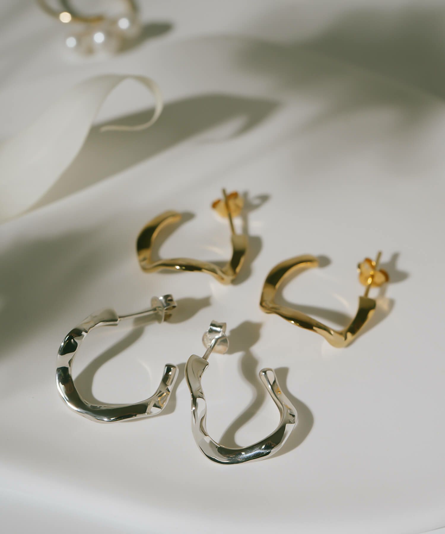 【ドラマ衣装協】 ピアス 大ぶり 力波 ウェーブ 金属アレルギー 対応 シルバー925 キャッチ 18k 18金 仕上げ 【 PIELE ピエル】 フープ ピアス 小さめ 小さい ゴールド ピアス スパイラル k18 両耳 メンズ レディース アクセサリー ブランド シンプル 大人可愛い おしゃれ