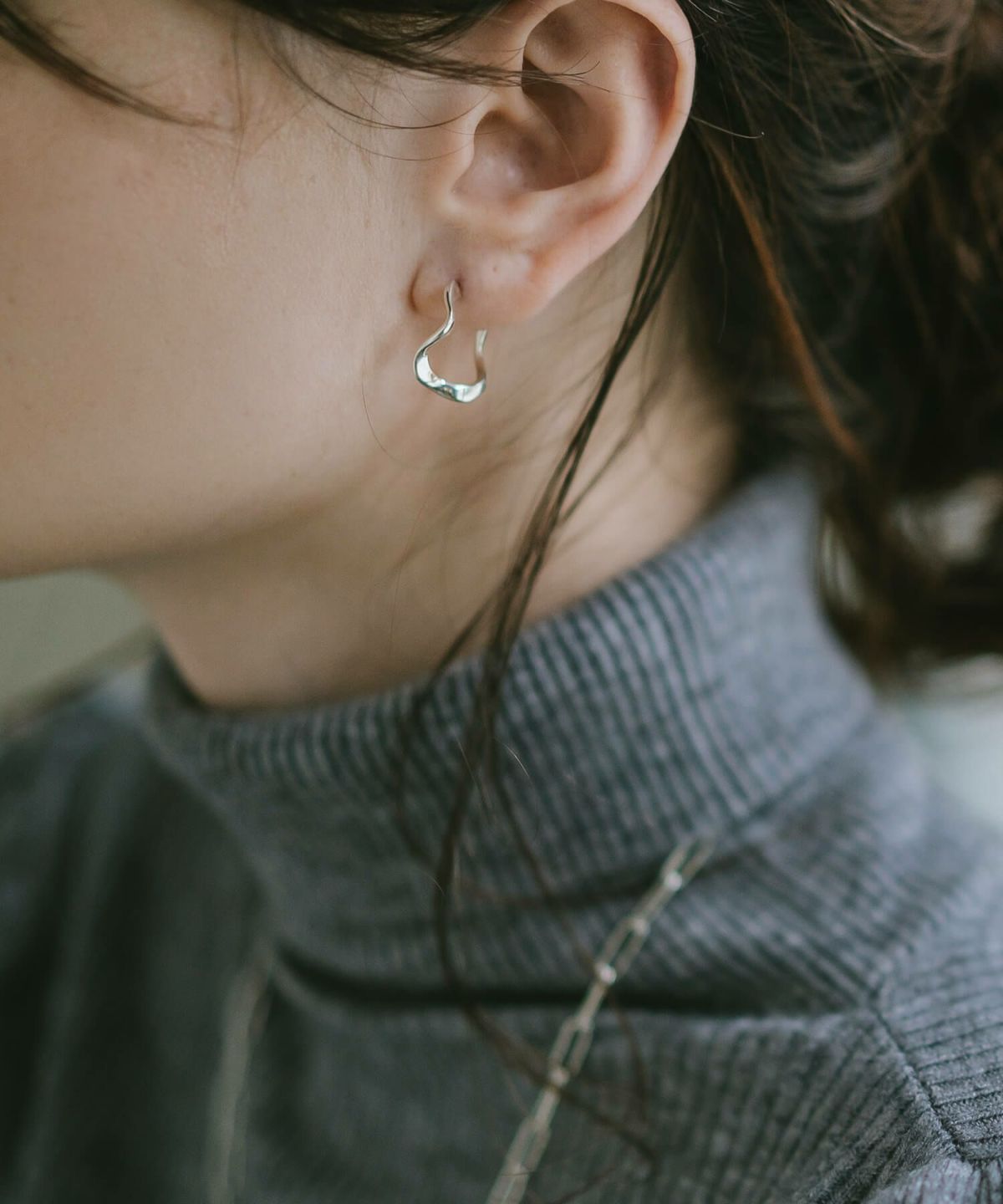 【ドラマ衣装協】 ピアス 大ぶり 力波 ウェーブ 金属アレルギー 対応 シルバー925 キャッチ 18k 18金 仕上げ 【 PIELE ピエル】 フープ ピアス 小さめ 小さい ゴールド ピアス スパイラル k18 両耳 メンズ レディース アクセサリー ブランド シンプル 大人可愛い おしゃれ