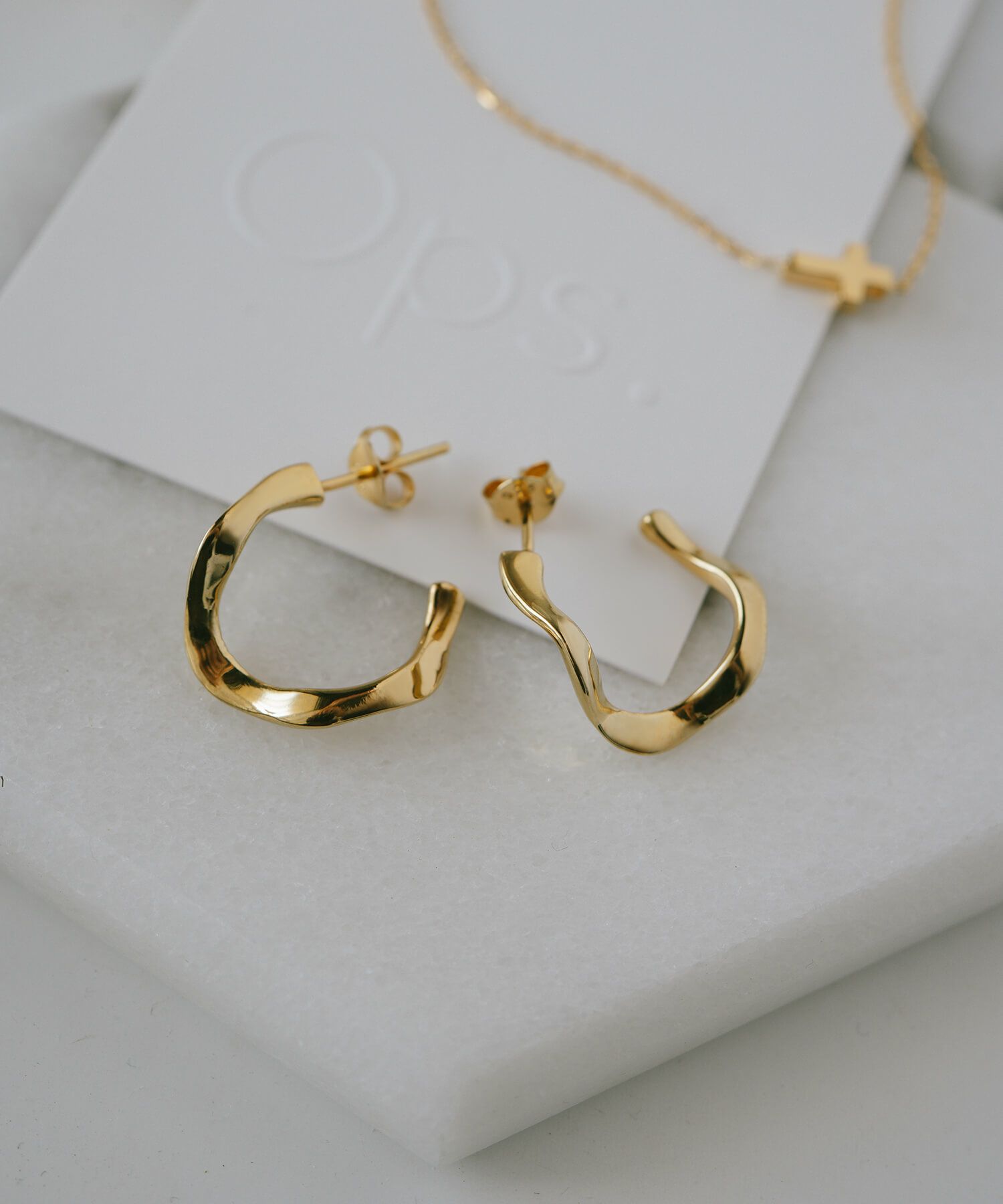 【ドラマ衣装協】 ピアス 大ぶり 力波 ウェーブ 金属アレルギー 対応 シルバー925 キャッチ 18k 18金 仕上げ 【 PIELE ピエル】 フープ ピアス 小さめ 小さい ゴールド ピアス スパイラル k18 両耳 メンズ レディース アクセサリー ブランド シンプル 大人可愛い おしゃれ