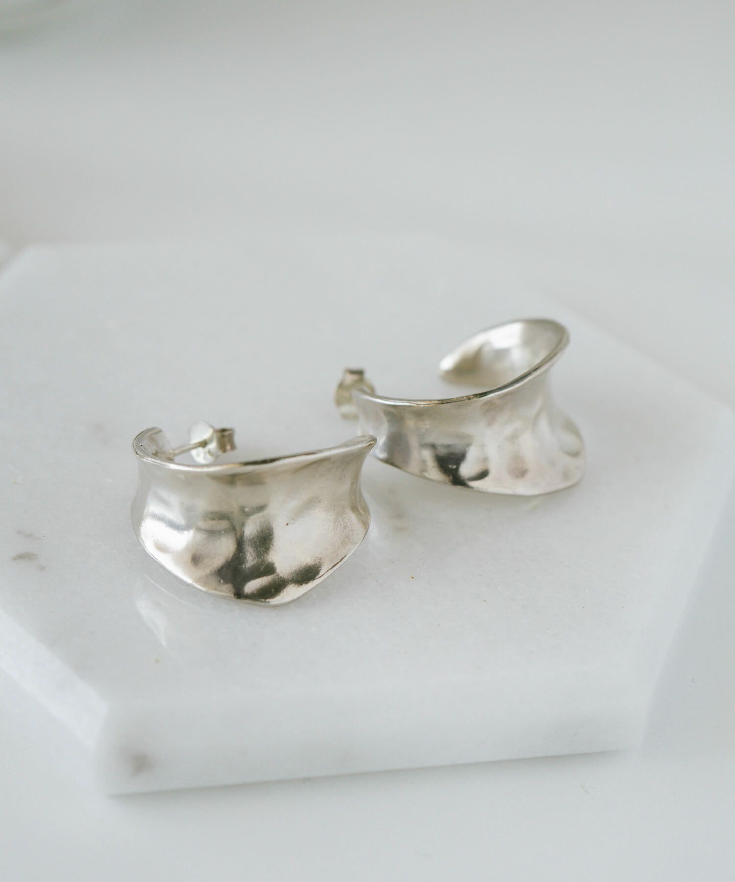 【訳ありアウトレット品】★通常価格→アウトレット価格【雑誌掲載アイテム】シルバー925 大ぶり フープピアス 【CORNETTO コルネ】 変色防止仕上げ 両耳用 silver925 内反り 金属アレルギー 安心 ピアス レディース ジュエリー アクセサリー キャッチピアス おしゃれ