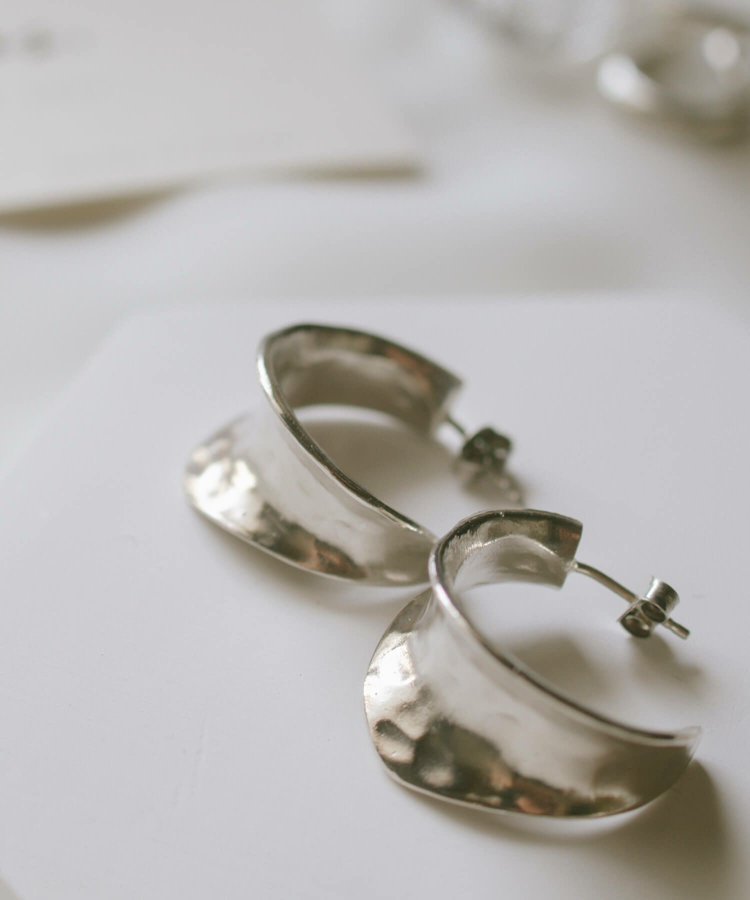 【訳ありアウトレット品】★通常価格→アウトレット価格【雑誌掲載アイテム】シルバー925 大ぶり フープピアス 【CORNETTO コルネ】 変色防止仕上げ 両耳用 silver925 内反り 金属アレルギー 安心 ピアス レディース ジュエリー アクセサリー キャッチピアス おしゃれ