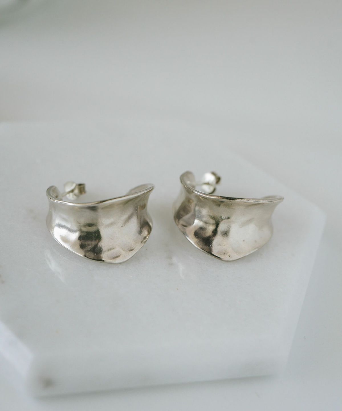 【訳ありアウトレット品】★通常価格→アウトレット価格【雑誌掲載アイテム】シルバー925 大ぶり フープピアス 【CORNETTO コルネ】 変色防止仕上げ 両耳用 silver925 内反り 金属アレルギー 安心 ピアス レディース ジュエリー アクセサリー キャッチピアス おしゃれ