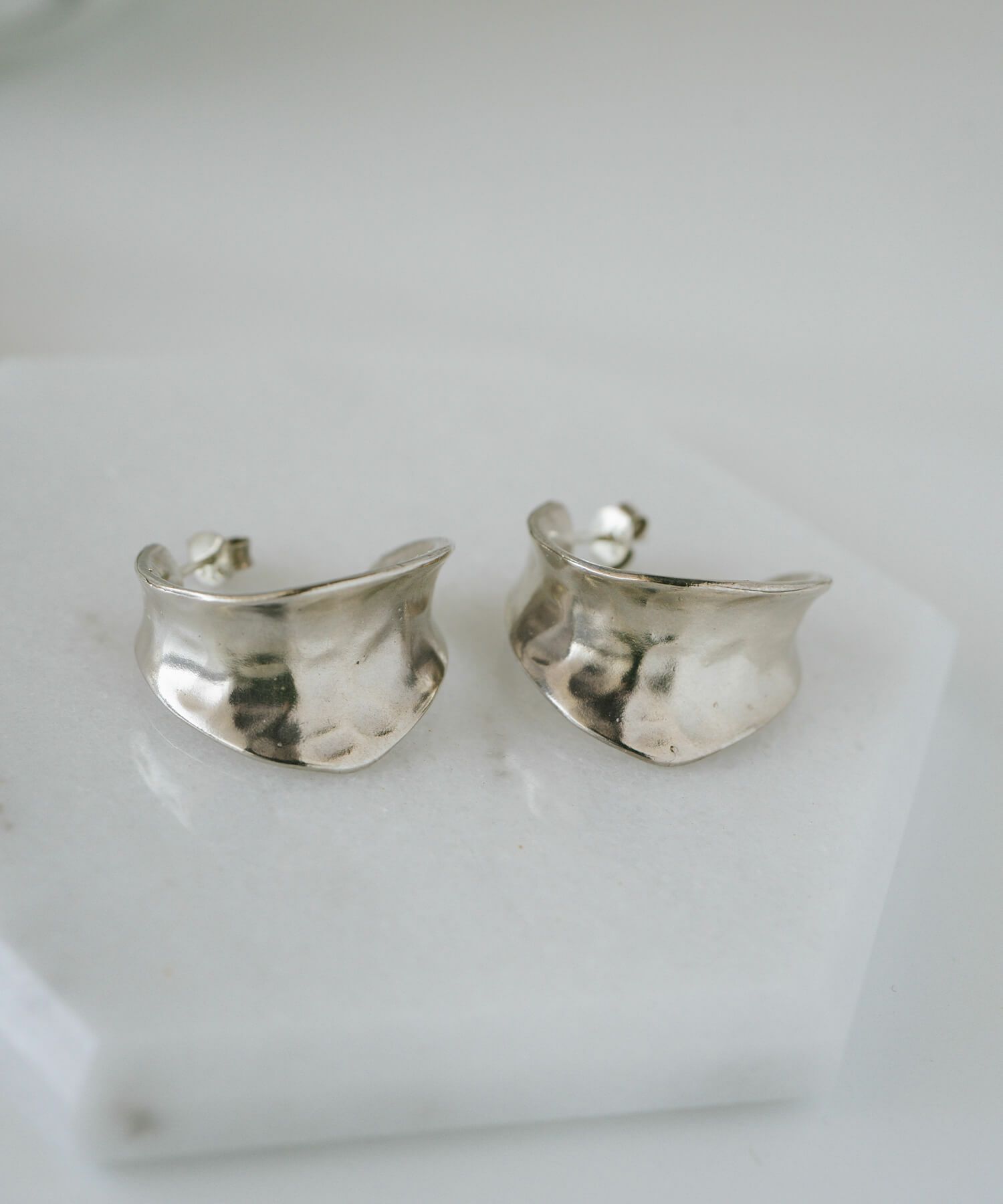 【訳ありアウトレット品】★通常価格→アウトレット価格【雑誌掲載アイテム】シルバー925 大ぶり フープピアス 【CORNETTO コルネ】 変色防止仕上げ 両耳用 silver925 内反り 金属アレルギー 安心 ピアス レディース ジュエリー アクセサリー キャッチピアス おしゃれ