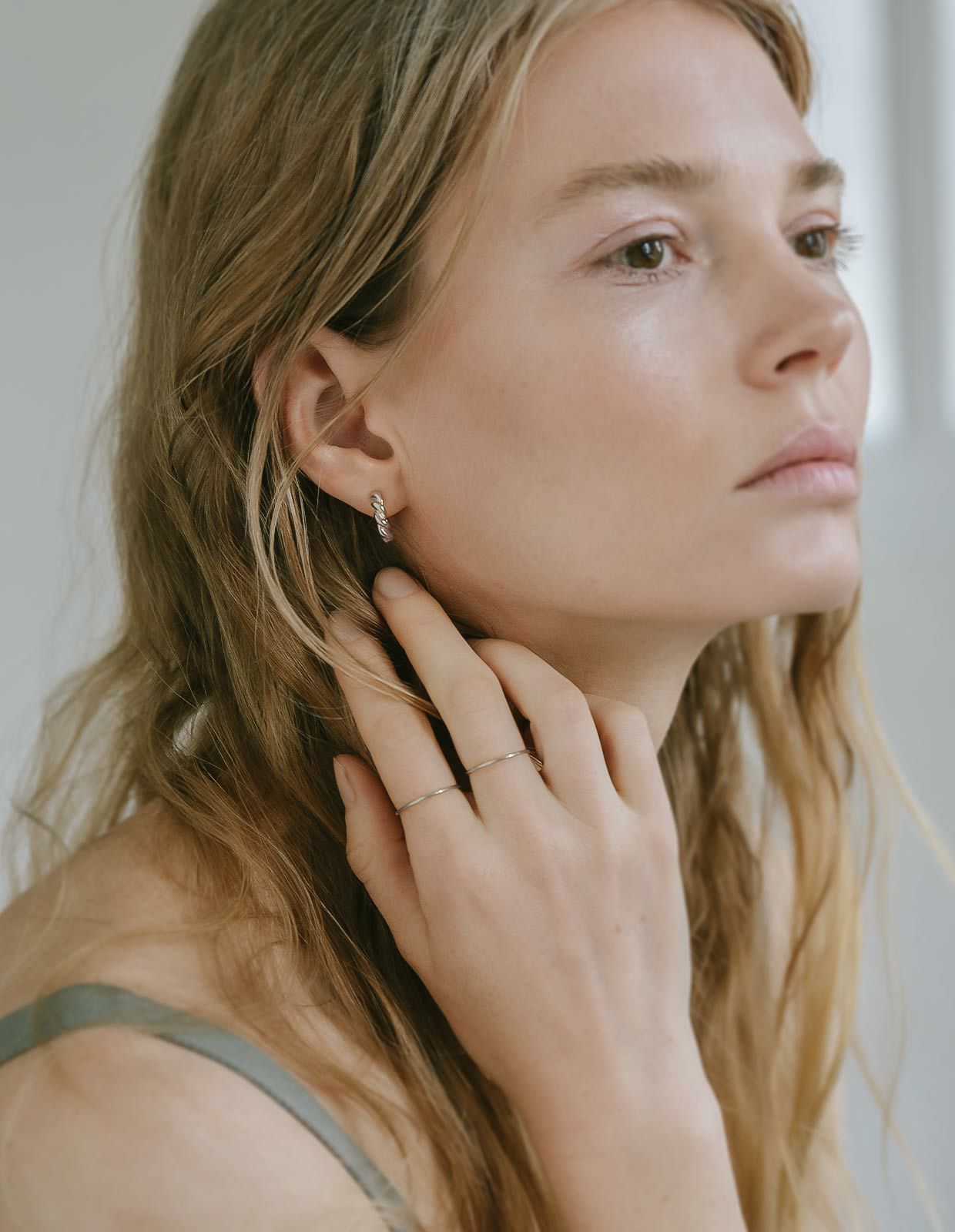 送料無料 ギフトラッピング プレゼント ギフト シルバー 金属アレルギー対応 silver925 SV925 イヤカフ イヤーカフ ピアリング レディース イヤーカフ ツイスト 金属アレルギー 対応 ピアス シンプル シルバー925 イヤカフ イヤーカフス 大ぶり 18k ゴールド仕上げ イヤリング Silver925 片耳用 カジュアル おしゃれ