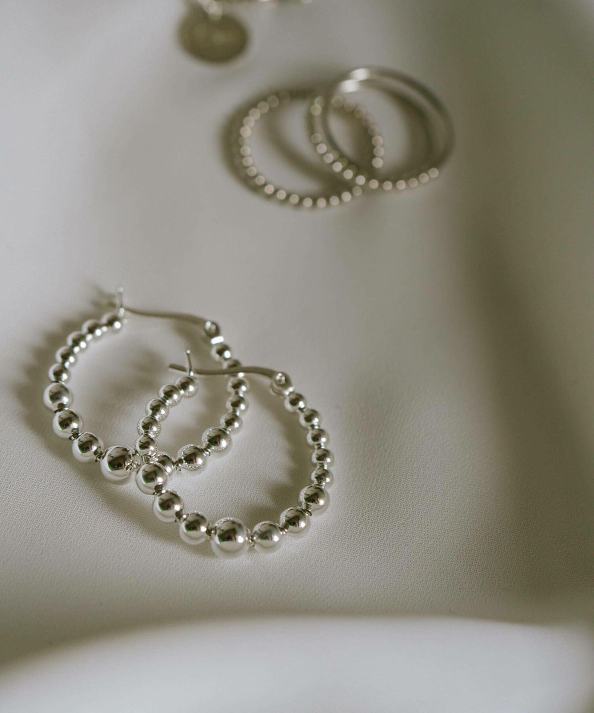 レディース ピアス フープピアス 【SPHELLA スフェラ】 金属アレルギー 対応 丸 ラウンド ピアス ボール シンプル シルバー925 大ぶり 18k ゴールド仕上げ Silver925 ボールフープピアス 両耳用 カジュアル おしゃれ