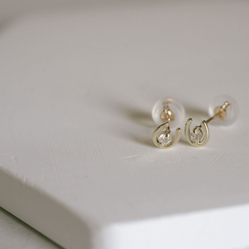 送料無料 ギフトラッピング プレゼント ギフト 誕生日 k10 ピアス 馬蹄 ピヤス 10k ピアス つけっぱなし 小さめ 天然ダイヤ 0.03ct ホースシュー レディース ゴールド 10金 金属アレルギー 対応 レディース ジュエリー アクセサリー ピアス キャッチ k10 ダイヤモンド スキンジュエリー