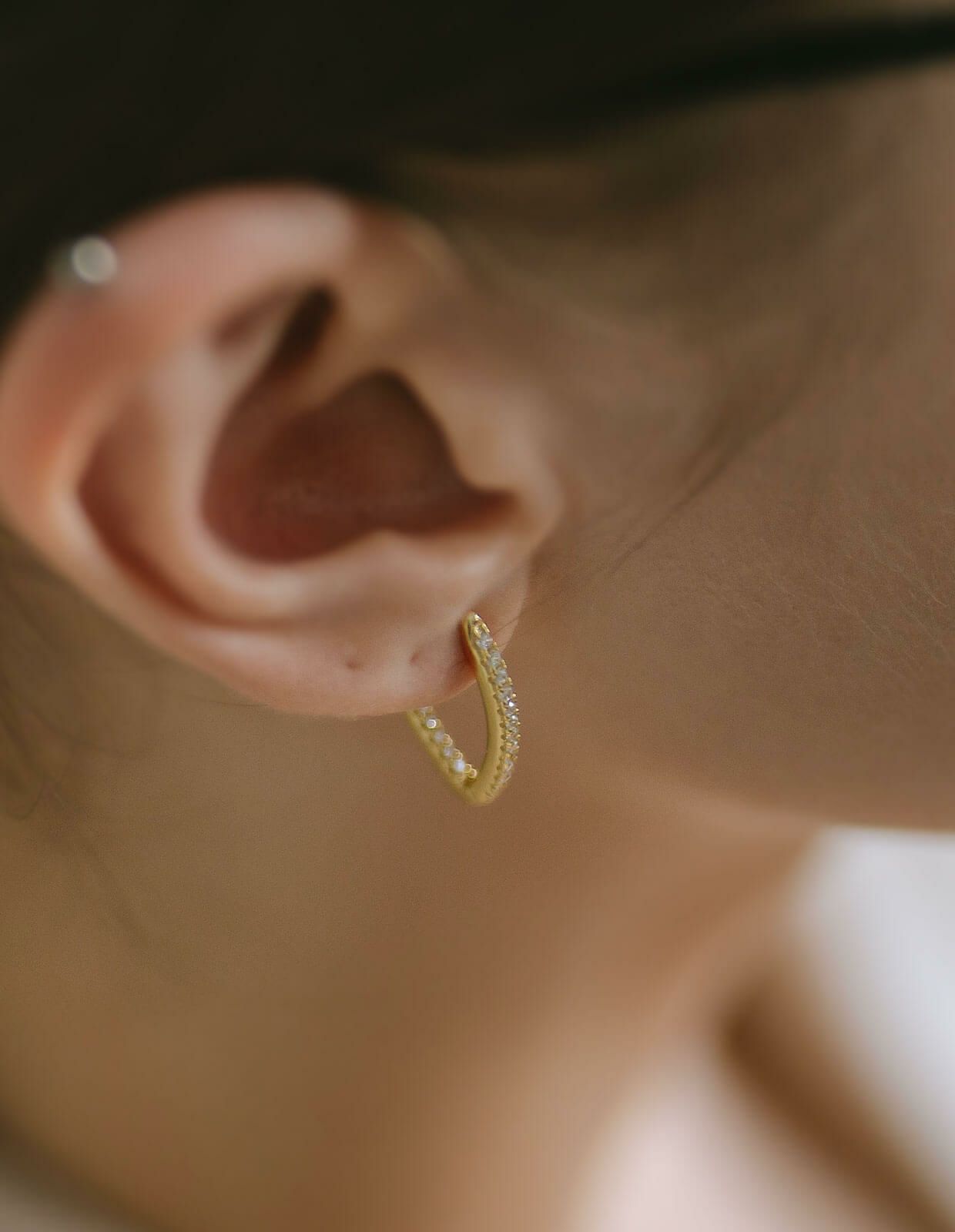 金属アレルギー対応シルバー925ピアスジルコニアフープ【kyklos-wegキクロス・ウェッジ】パヴェピアスフープピアス18kシルバーゴールドk18小ぶりピアスSilver92518金ニッケルフリーV字シャープピアスシンプルレディースキラキラ