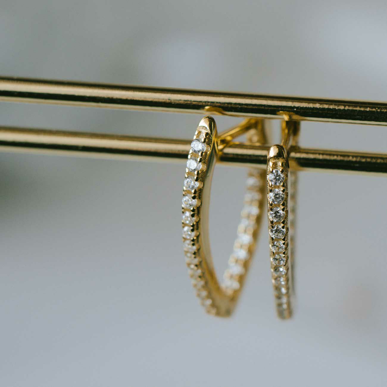 金属アレルギー対応シルバー925ピアスジルコニアフープ【kyklos-wegキクロス・ウェッジ】パヴェピアスフープピアス18kシルバーゴールドk18小ぶりピアスSilver92518金ニッケルフリーV字シャープピアスシンプルレディースキラキラ