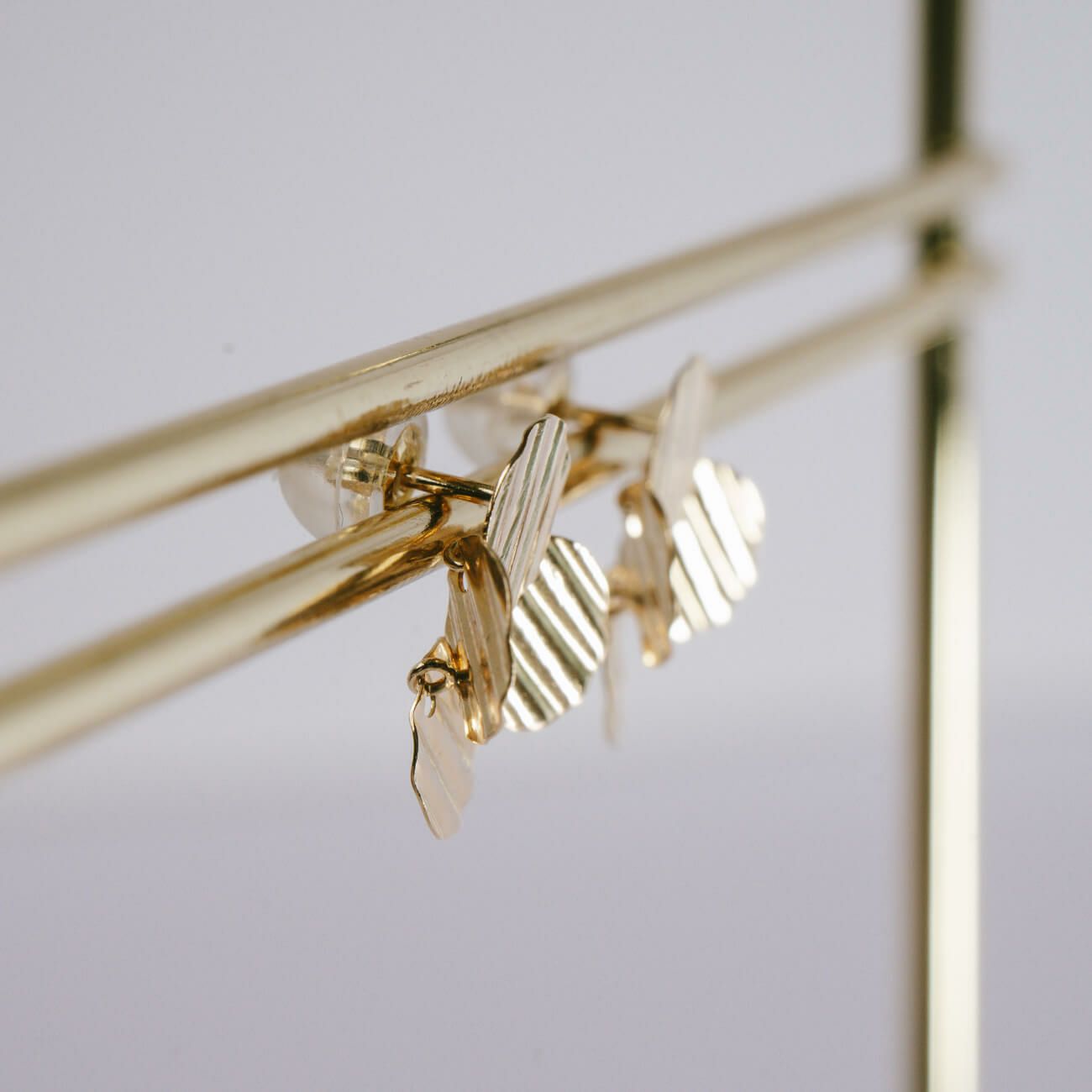 クローバーピアス金属アレルギー対応k10【fortuna-clava-peフォルトゥナ・クラハ】スタッドピアス小ぶり10金10kゴールド植物ピアス花フラワー華奢繊細ピアスレディースジュエリーアクセサリープレゼントカジュアルおしゃれ人気ピアス両耳