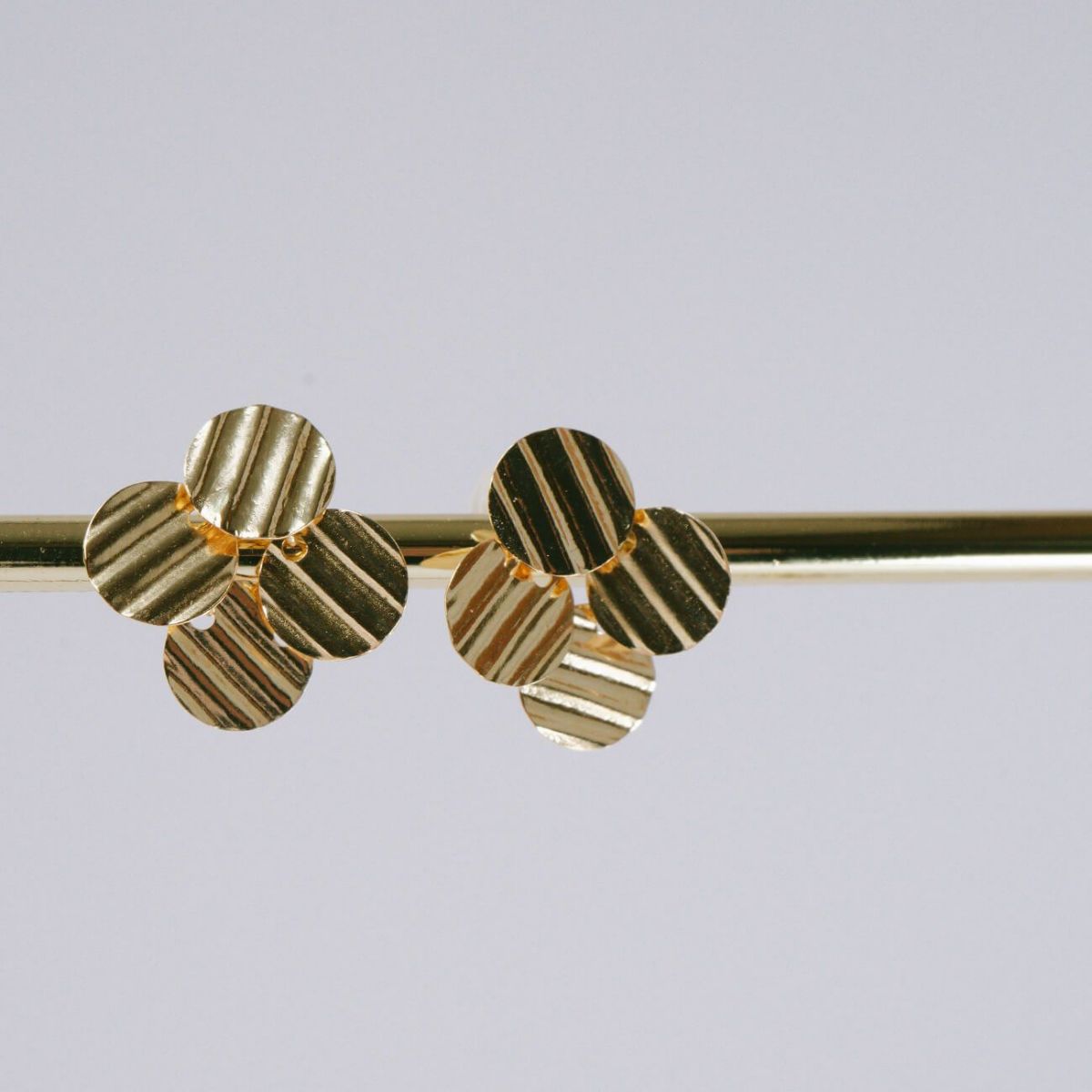 クローバーピアス金属アレルギー対応k10【fortuna-clava-peフォルトゥナ・クラハ】スタッドピアス小ぶり10金10kゴールド植物ピアス花フラワー華奢繊細ピアスレディースジュエリーアクセサリープレゼントカジュアルおしゃれ人気ピアス両耳