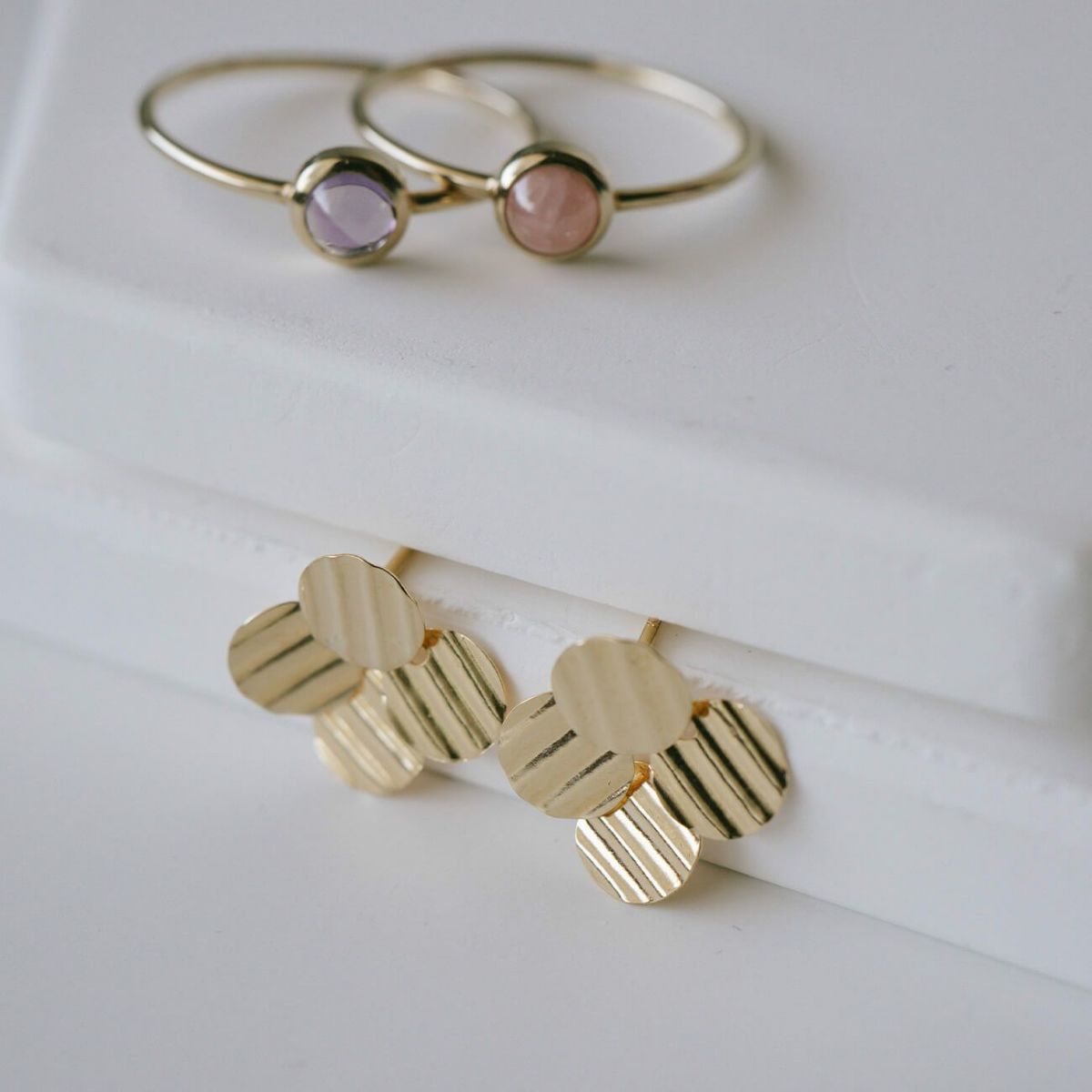 クローバーピアス金属アレルギー対応k10【fortuna-clava-peフォルトゥナ・クラハ】スタッドピアス小ぶり10金10kゴールド植物ピアス花フラワー華奢繊細ピアスレディースジュエリーアクセサリープレゼントカジュアルおしゃれ人気ピアス両耳