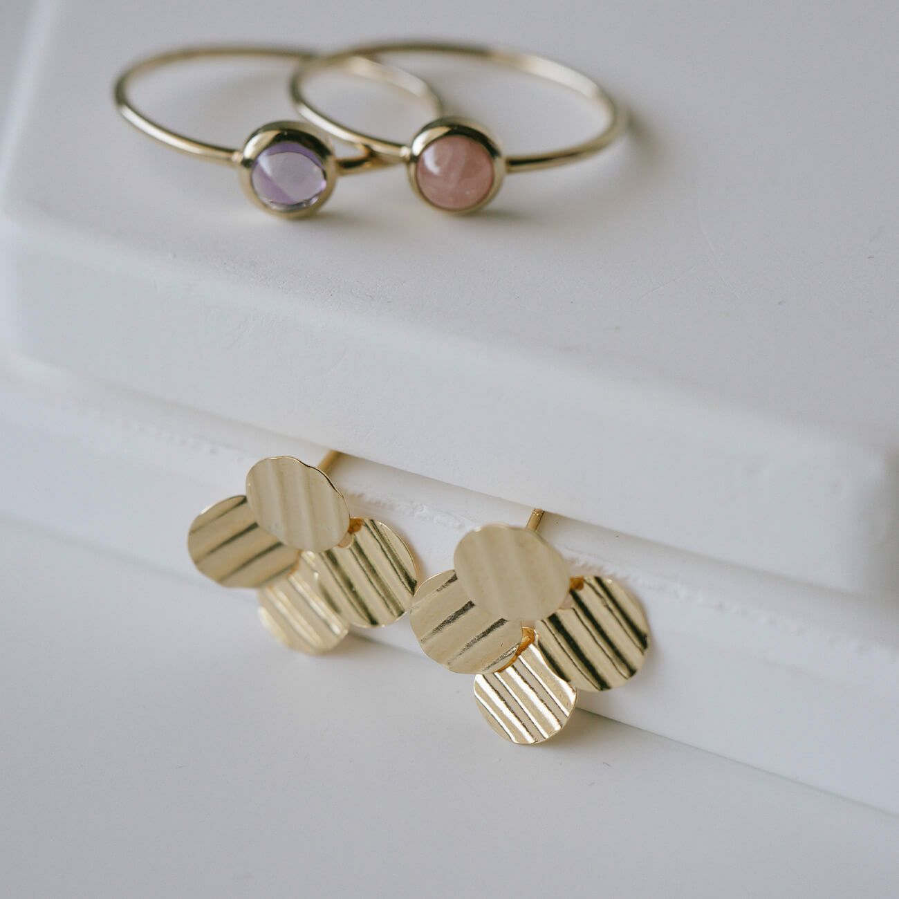 クローバーピアス金属アレルギー対応k10【fortuna-clava-peフォルトゥナ・クラハ】スタッドピアス小ぶり10金10kゴールド植物ピアス花フラワー華奢繊細ピアスレディースジュエリーアクセサリープレゼントカジュアルおしゃれ人気ピアス両耳