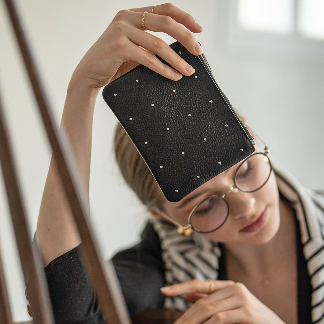 ポーチレディース大人本革牛革レザーポーチドット水玉スタッズ上品【DotleatherpouchドットレザーポーチSサイズ】スクエアかわいいおしゃれ通勤通学旅ギフトプレゼントブランドHAYNIヘイニ