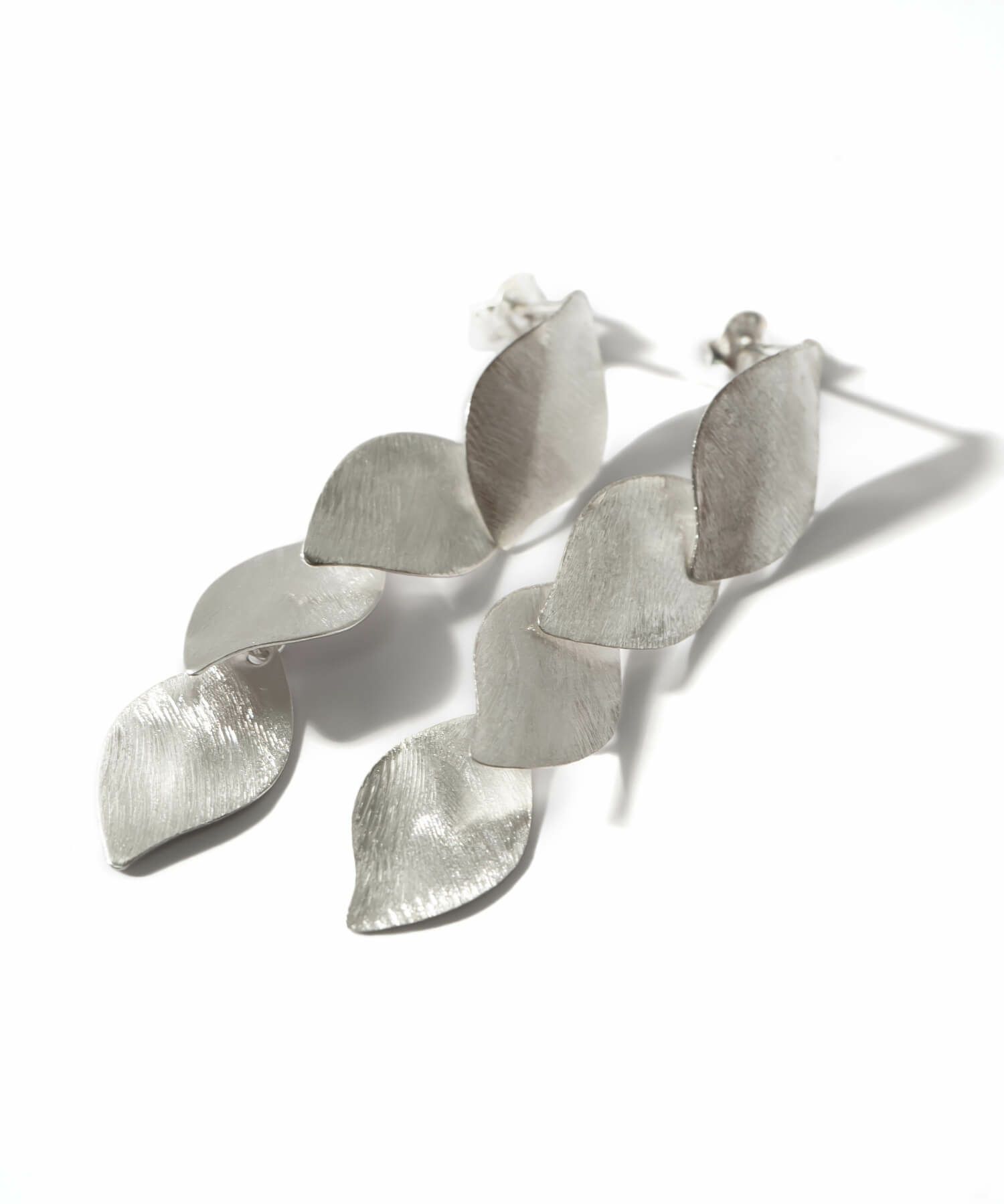 ピアス金属アレルギー対応【mielikki-lehtia-peミエリッキ・レフティア】軽い大ぶりピアスシルバーシルバー925キャッチ18K仕上げピアス揺れるかわいいゴールド大ぶりk18大きめピアス18金ニッケルフリー40代レディースファッション春