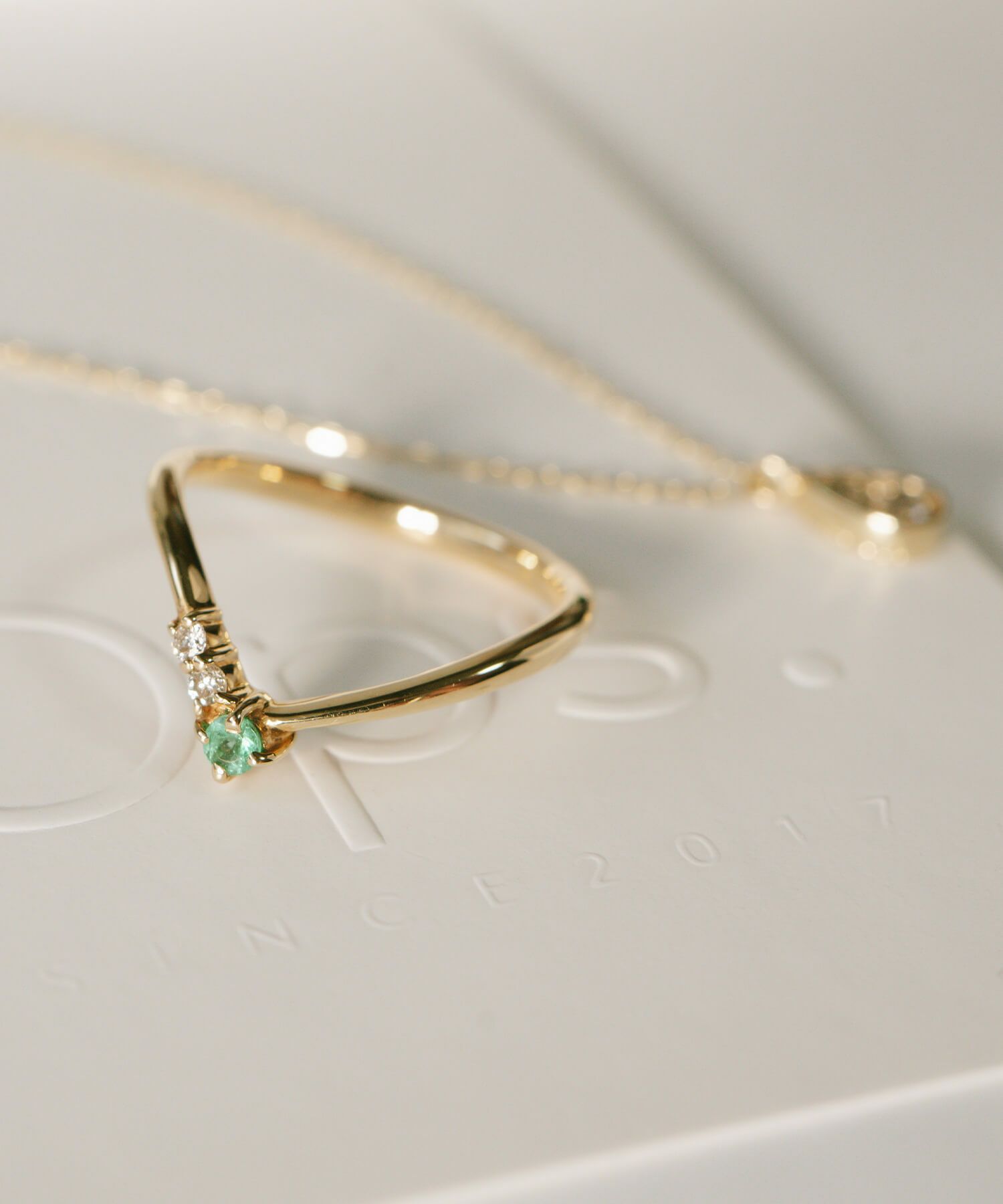 リング天然石カラーストーン指輪k10華奢【terra-kladiaテラ・クラディア】Vシェイプゴールド10kエメラルドルビーリング重ねづけ金属アレルギー対応誕生石リングパワーストーンお守り指輪レディースおしゃれプレゼント女性誕生日30代40代50代