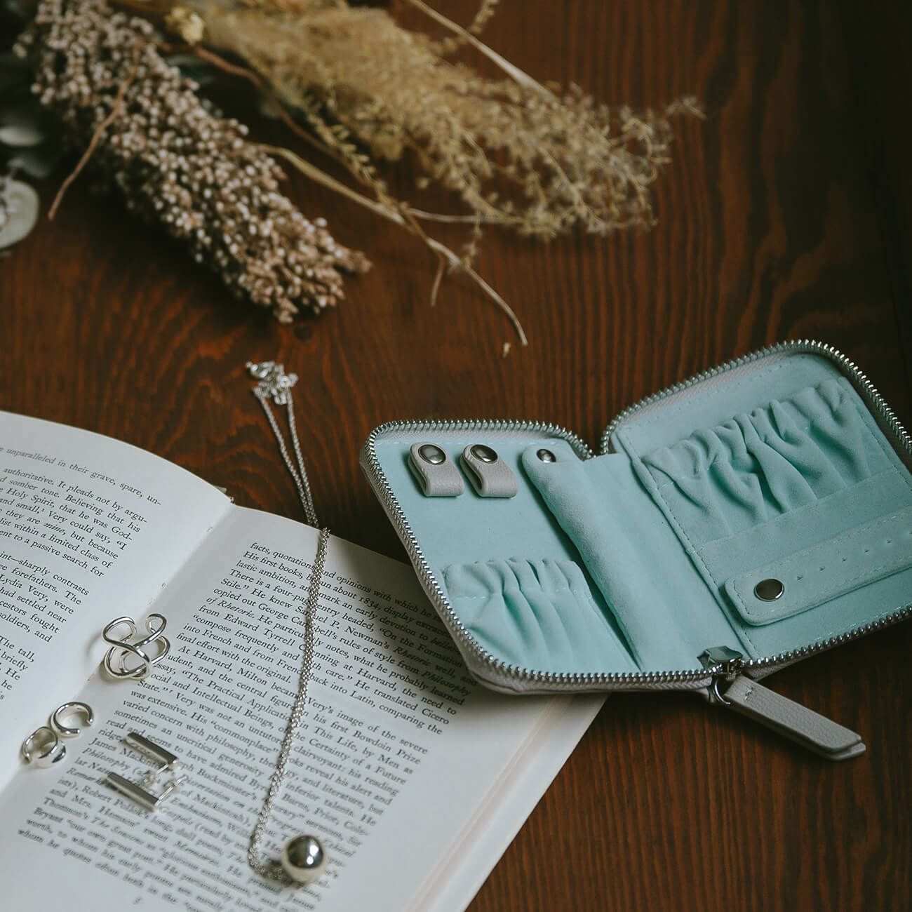 レザージュエリーポーチアクセサリーポーチ収納ジュエリーケースアクセサリーケース旅行用携帯用トラベル持ち運びレザー素材可愛いおしゃれデザインレディースファッションピアスリングネックレス