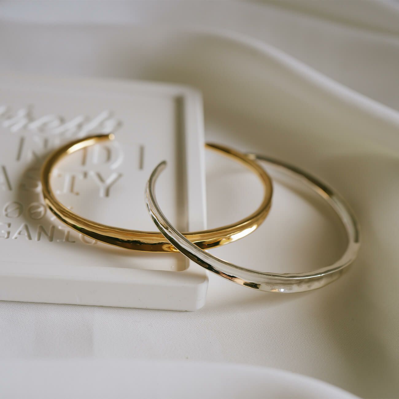 バングルレディースシルバーゴールド【RUKKIUルッキウ】華奢バングル細め細いオープンC型シルバー92518金仕上げ18kk18金属アレルギー対応バングルシンプルカジュアル腕時計スキンジュエリー