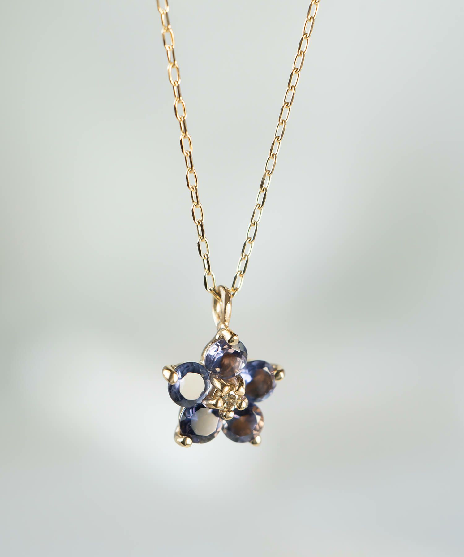 アイオライト花ネックレスダイヤモンドイエローゴールド【louloud-nollルルド・ノル】天然石ネックレス花ペンダント10K金属アレルギー対応10金k10色ーゴールドおしゃれシンプル誕生石ネックレスパワーストーンお守り