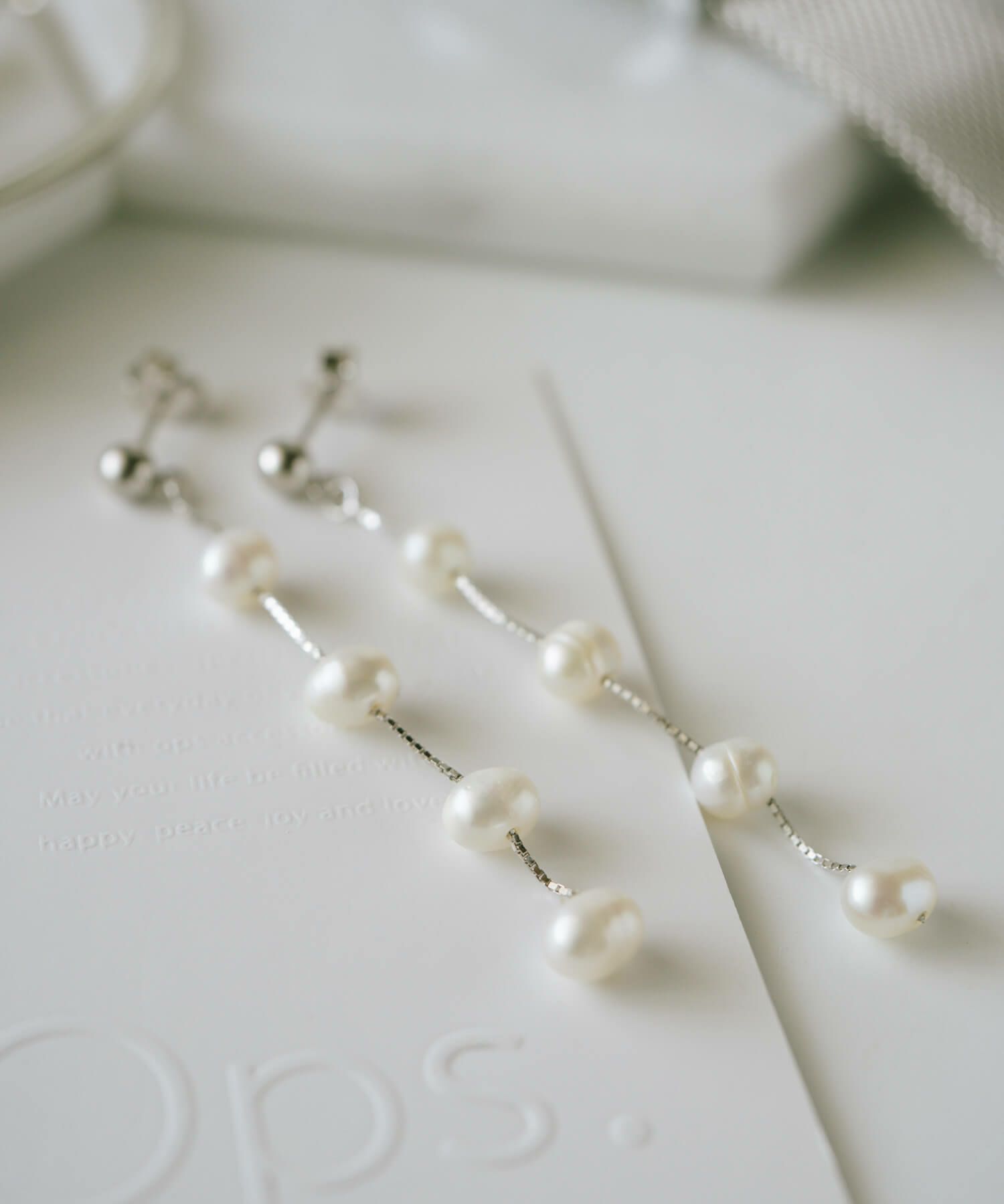 4連パール真珠ピアス揺れるかわいい【afrizo-treアフリジオ・トレ】ピアスアレルギー対応おしゃれピアス18k仕上げ真珠ピアス普段使いシルバーゴールドピアスニッケルフリーシンプルピアスブランド20代30代40代50代大人プレゼント女性誕生日