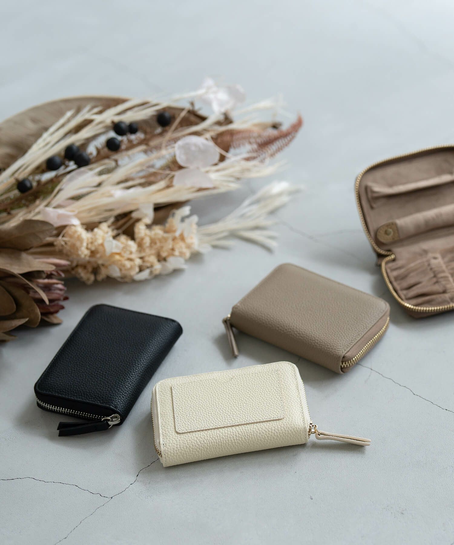 ジュエリーポーチ 本革 【COFFREA コフレア】 アクセサリーポーチ 収納 レザー ジュエリーケース アクセサリーケース 旅行用 携帯用 トラベル 持ち運び レザー素材 可愛い おしゃれ デザイン レディース ファッション ピアス リング ネックレス