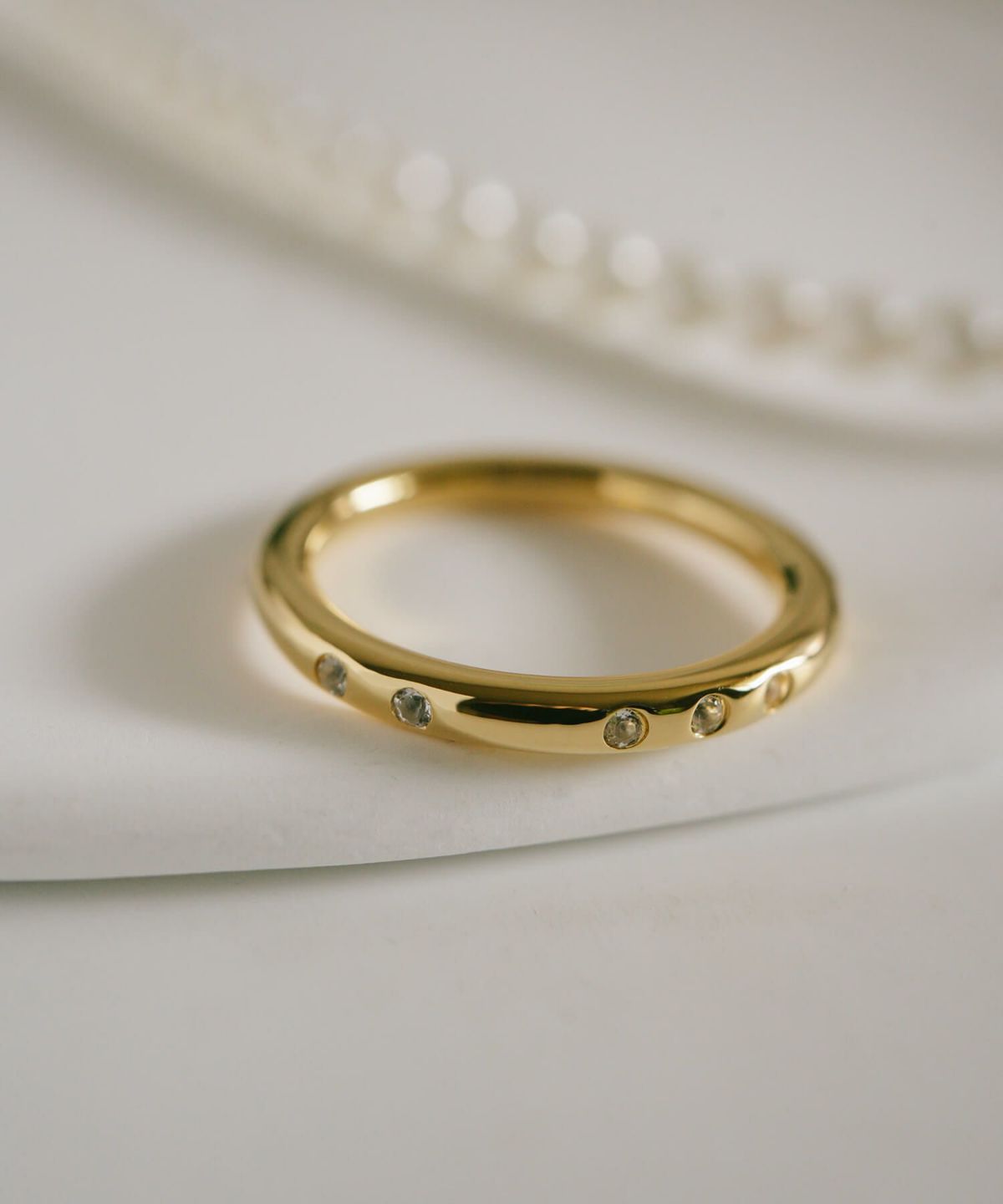 おしゃれなデザインのレディース指輪が、スタイリッシュに輝く瞬間を演出。