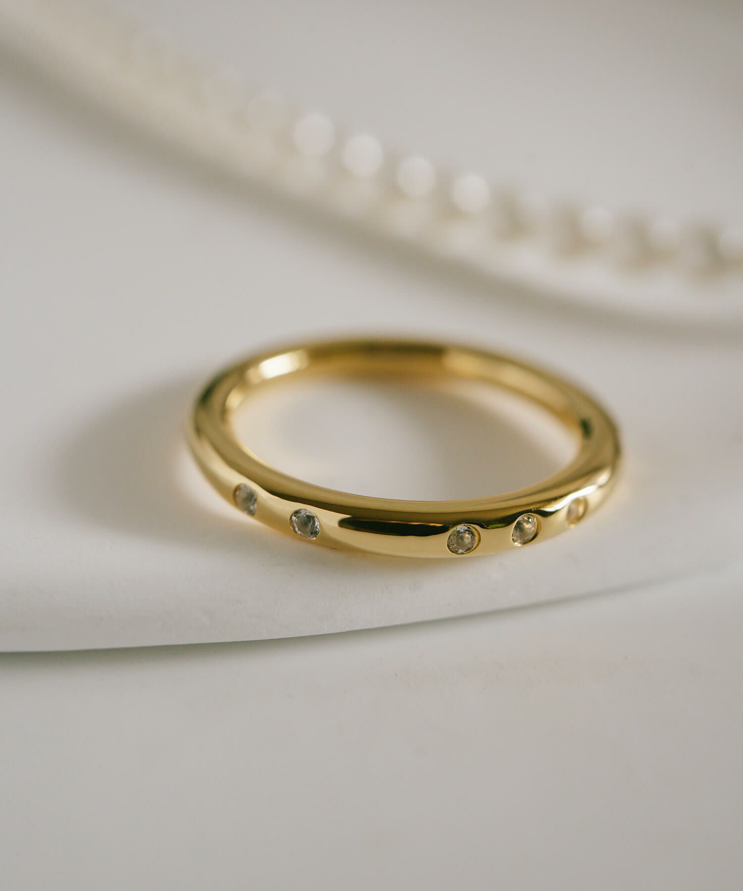 おしゃれなデザインのレディース指輪が、スタイリッシュに輝く瞬間を演出。