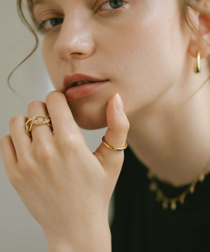 薬指に映える上品なデザインの指輪、永遠の愛を象徴。