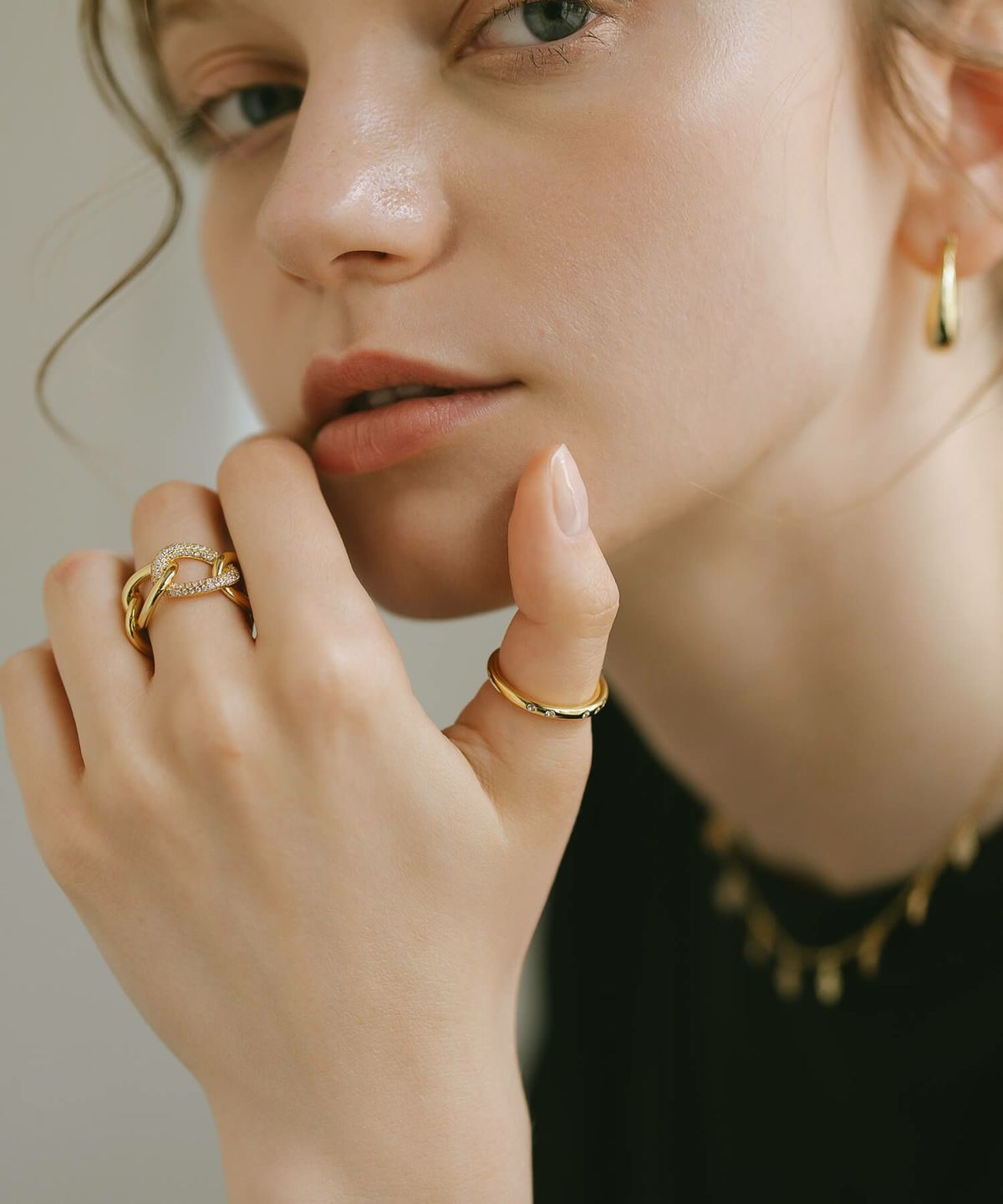 薬指に映える上品なデザインの指輪、永遠の愛を象徴。