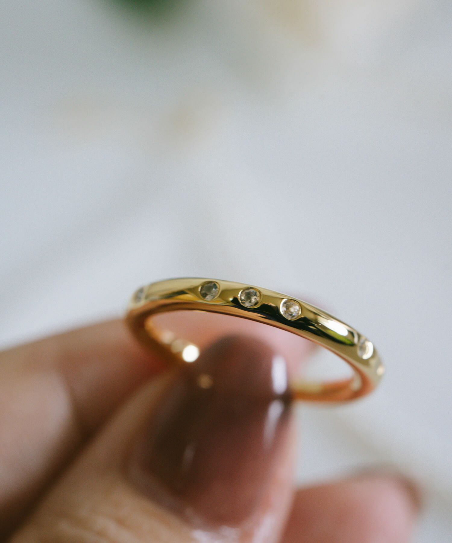 18kゴールドを使用した洗練されたリング、上品な輝きを放つ。