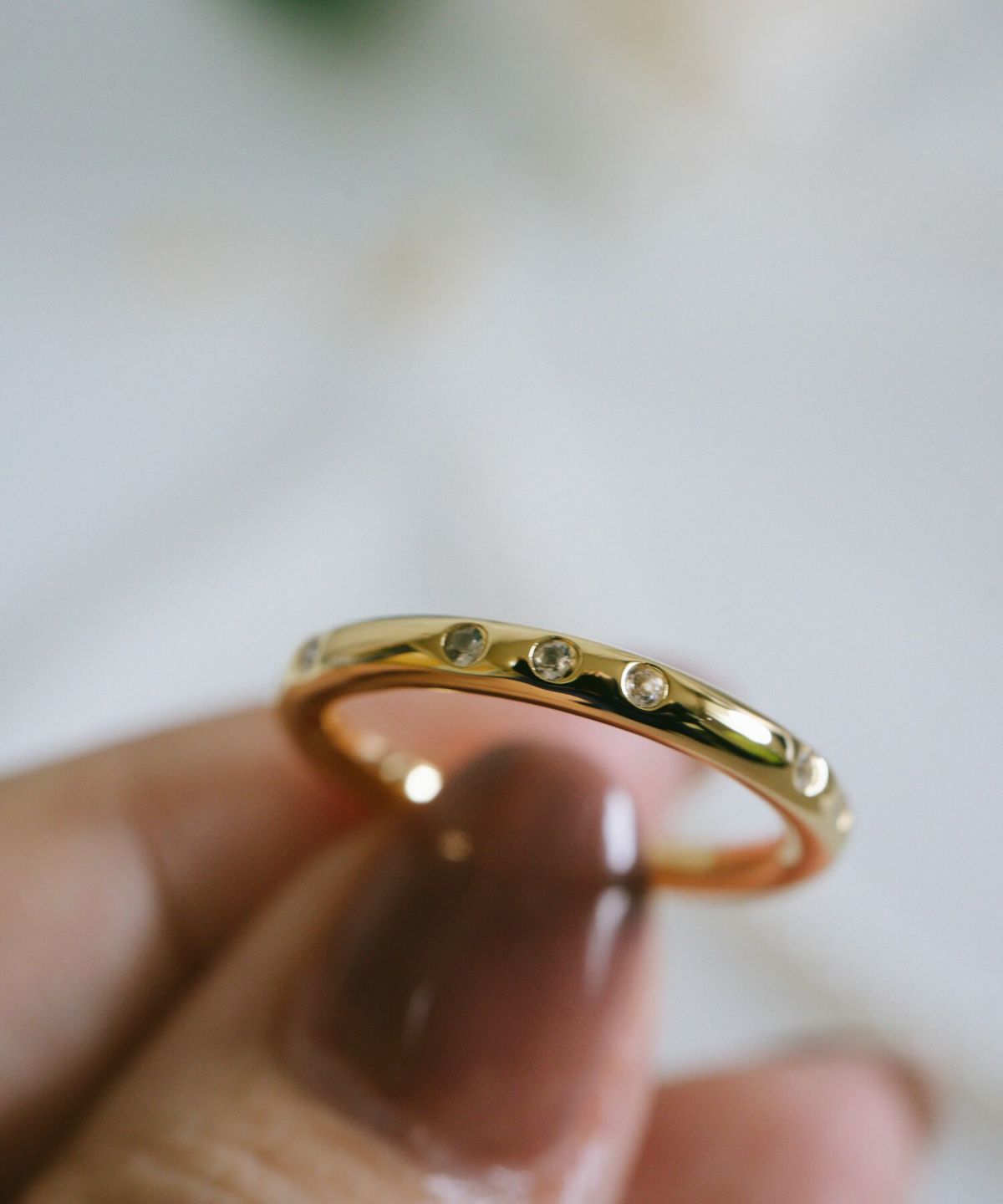 18kゴールドを使用した洗練されたリング、上品な輝きを放つ。