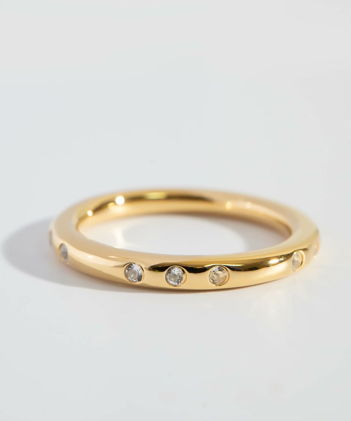 金属アレルギー対応のレディース指輪、敏感肌にも優しいデザイン。