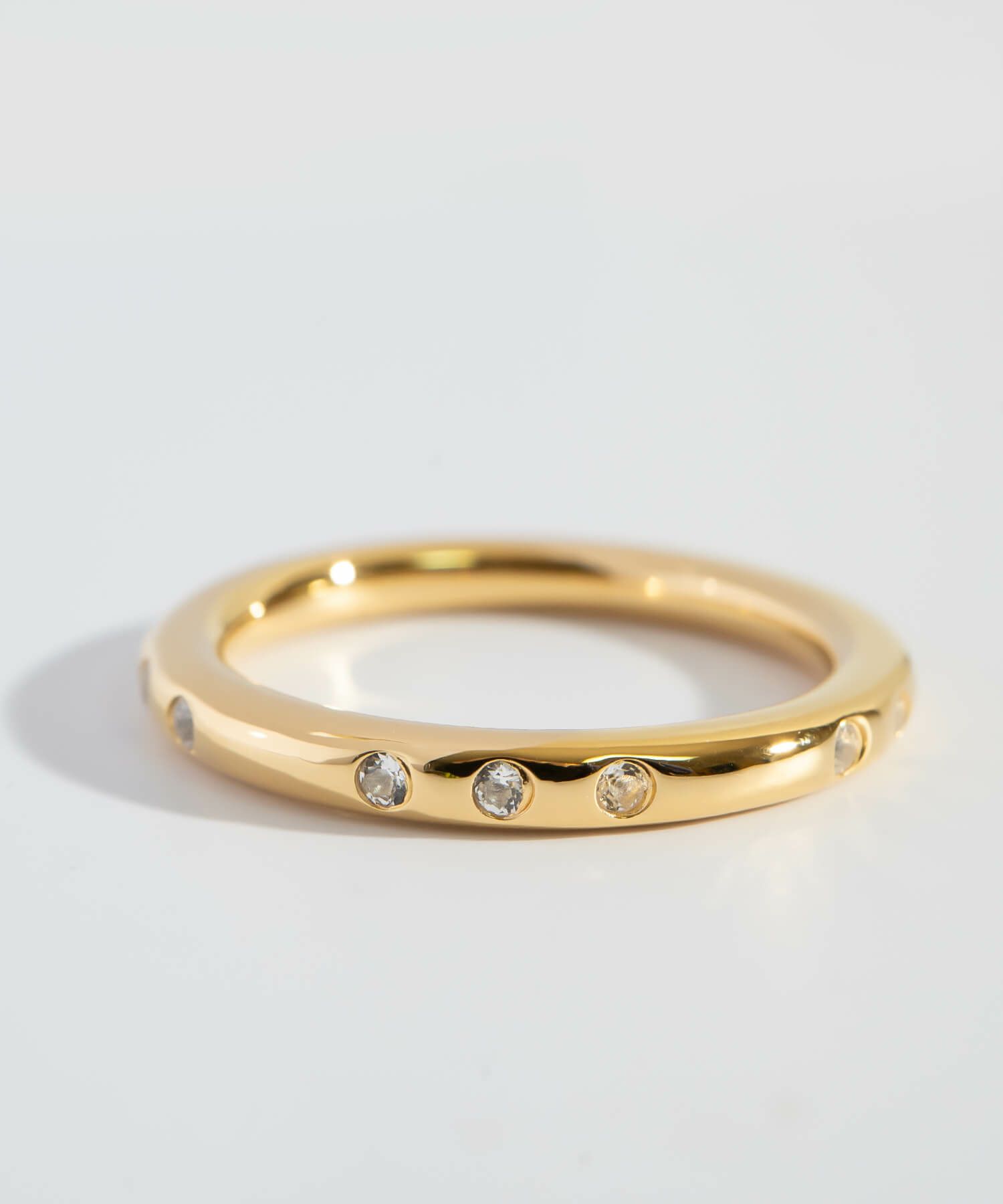 金属アレルギー対応のレディース指輪、敏感肌にも優しいデザイン。