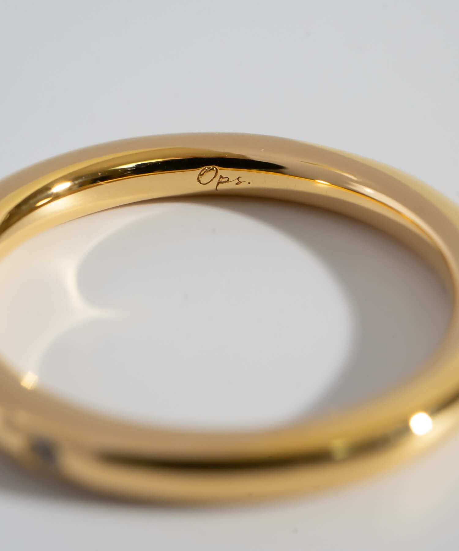 おしゃれなデザインのレディース指輪が、スタイリッシュに輝く瞬間を演出。