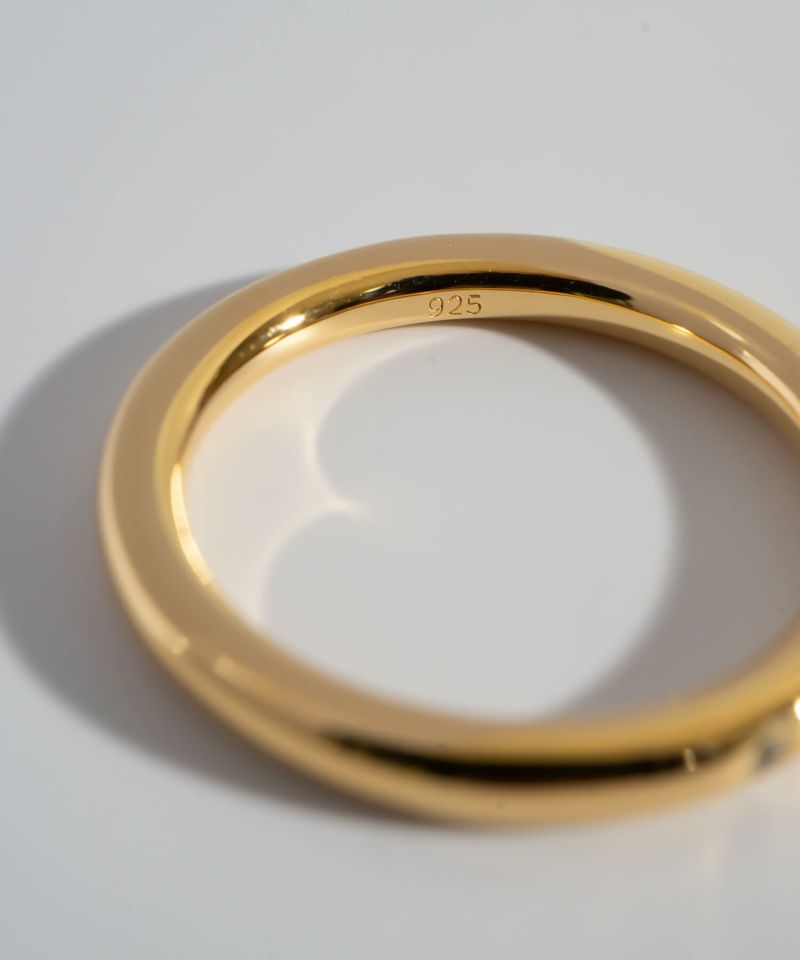 おしゃれなデザインのレディース指輪が、スタイリッシュに輝く瞬間を演出。