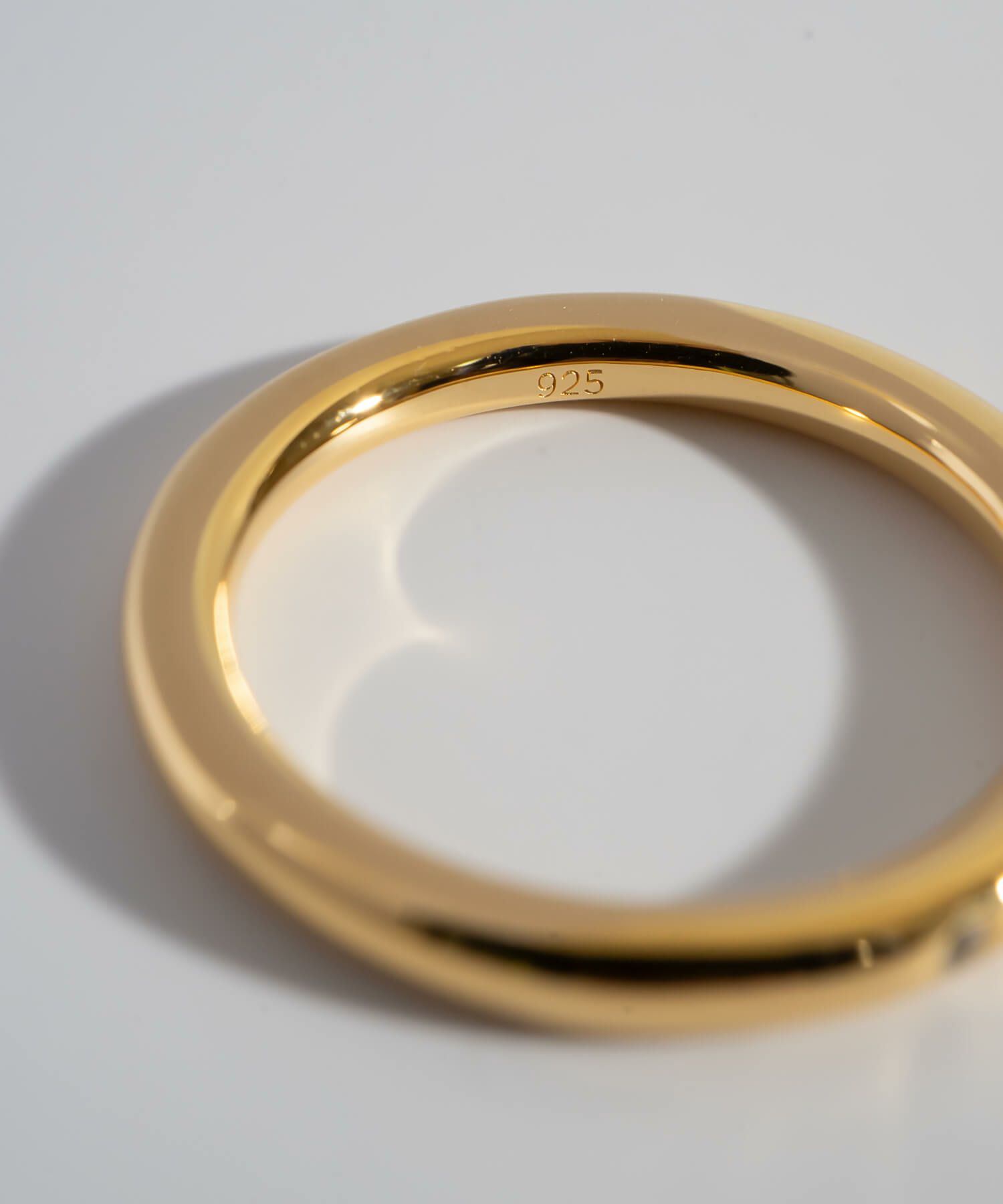 おしゃれなデザインのレディース指輪が、スタイリッシュに輝く瞬間を演出。