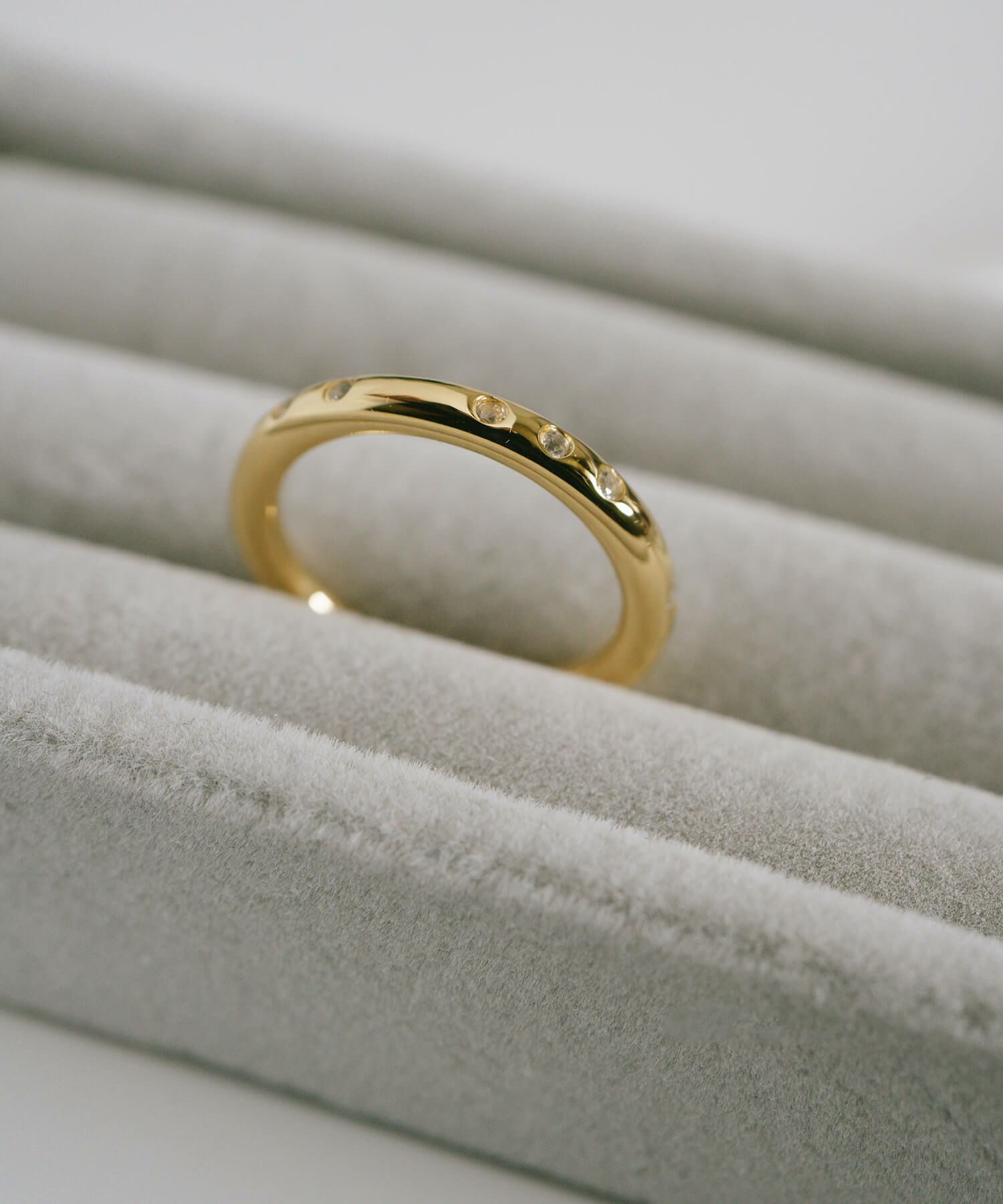 おしゃれなデザインのレディース指輪が、スタイリッシュに輝く瞬間を演出。