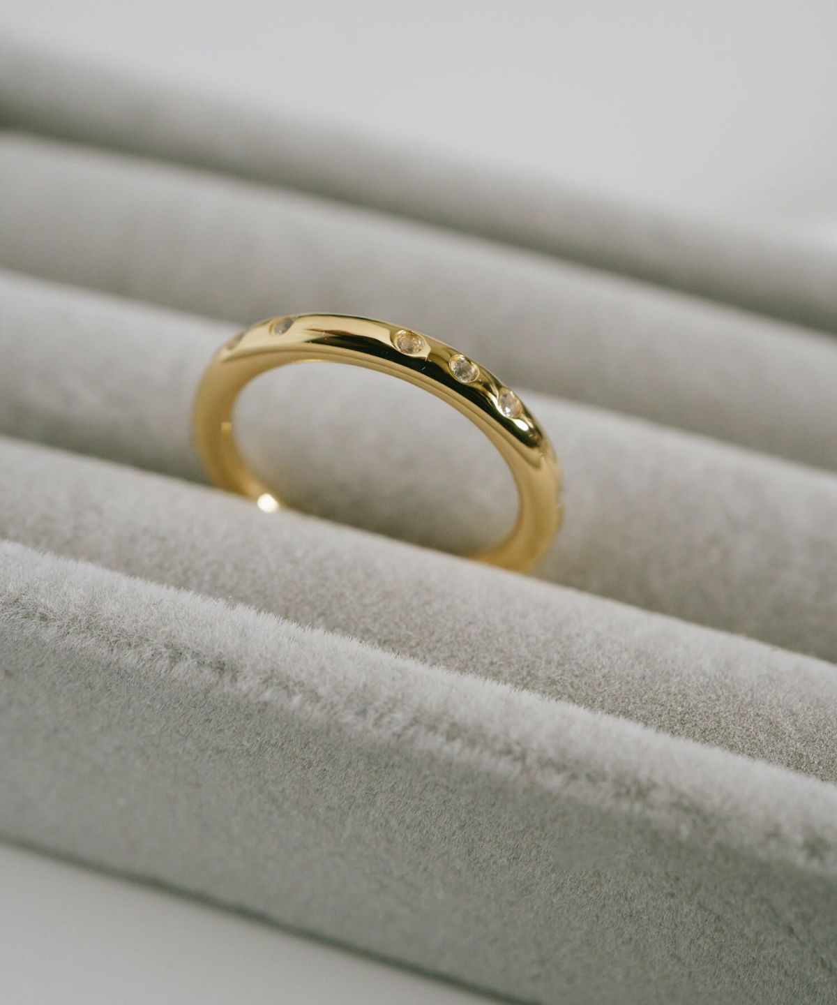 おしゃれなデザインのレディース指輪が、スタイリッシュに輝く瞬間を演出。