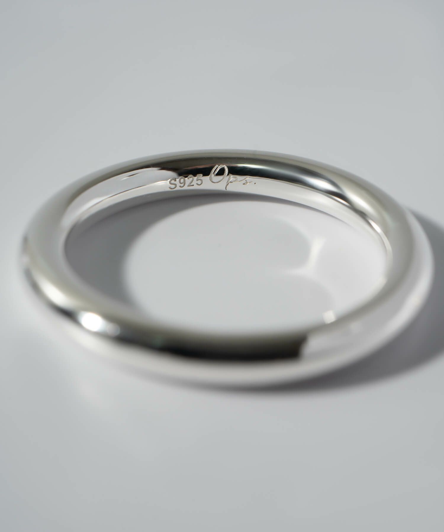 シルバー925素材の3mmラウンドリング、ミニマルで上品なジュエリーデザイン