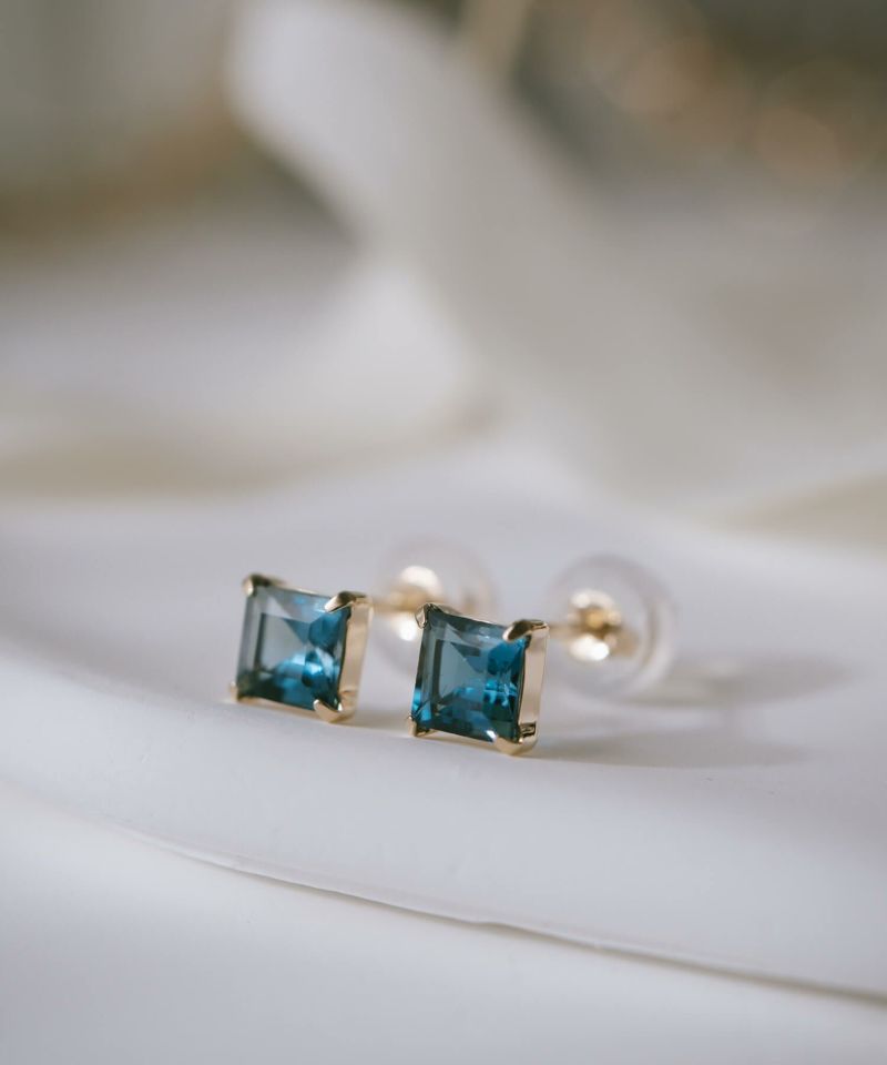 ペリドット ピアス ゴールド K10 天然石 【tetra-ena テトラ・エナ】 金属アレルギー 対応 ブランド ピアス 四角 10K 10金 小さめ ピアス 小ぶり 大人 おしゃれ シンプル レディース 小さい 誕生石 エレガント 石 パワーストーン お守り 繊細 軽量