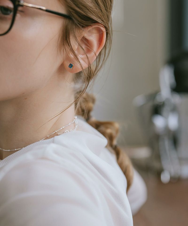  ペリドット ピアス ゴールド K10 天然石 【tetra-ena テトラ・エナ】 金属アレルギー 対応 ブランド ピアス 四角 10K 10金 小さめ ピアス 小ぶり 大人 おしゃれ シンプル レディース 小さい 誕生石 エレガント 石 パワーストーン お守り 繊細 軽量