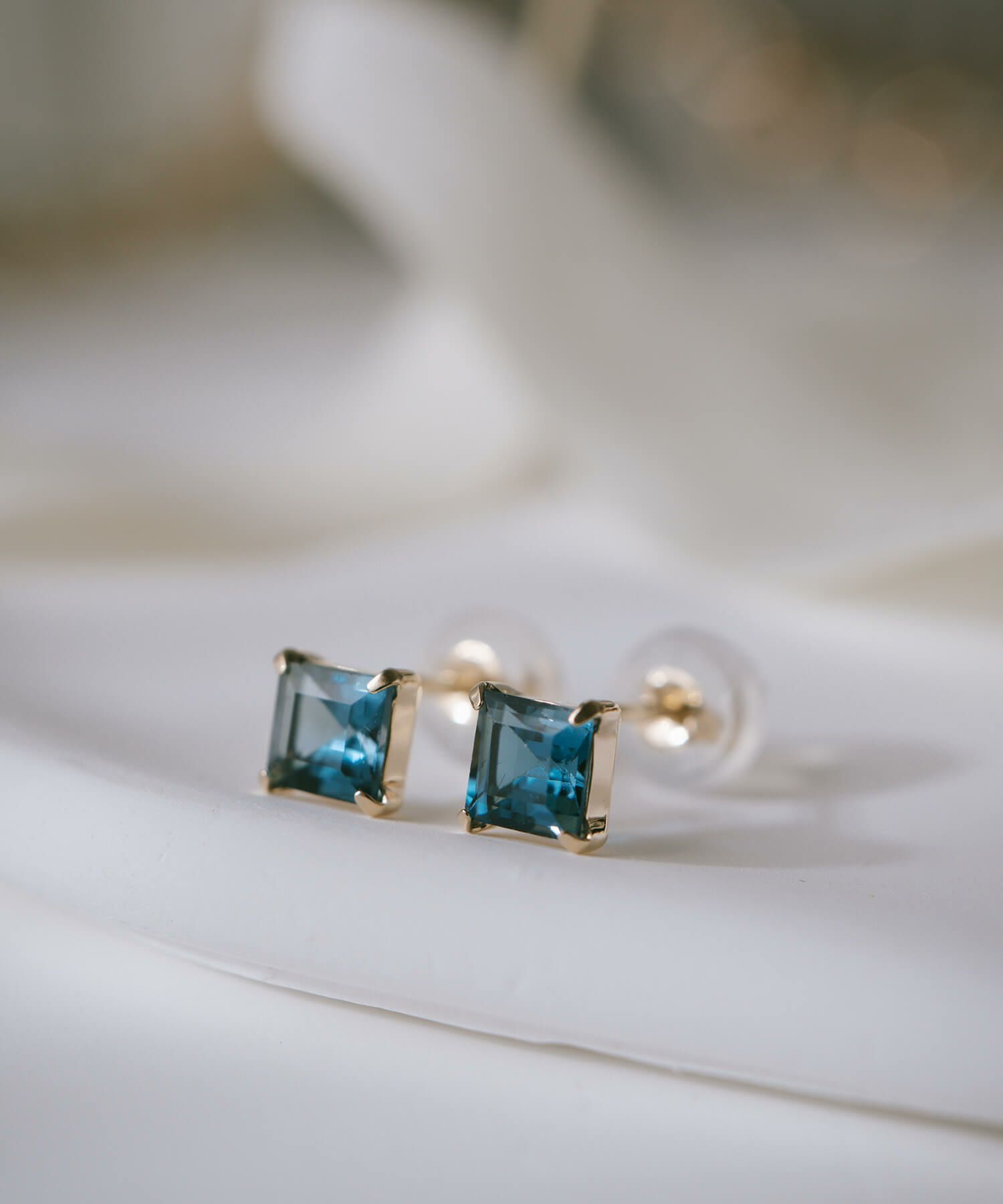  ペリドット ピアス ゴールド K10 天然石 【tetra-ena テトラ・エナ】 金属アレルギー 対応 ブランド ピアス 四角 10K 10金 小さめ ピアス 小ぶり 大人 おしゃれ シンプル レディース 小さい 誕生石 エレガント 石 パワーストーン お守り 繊細 軽量