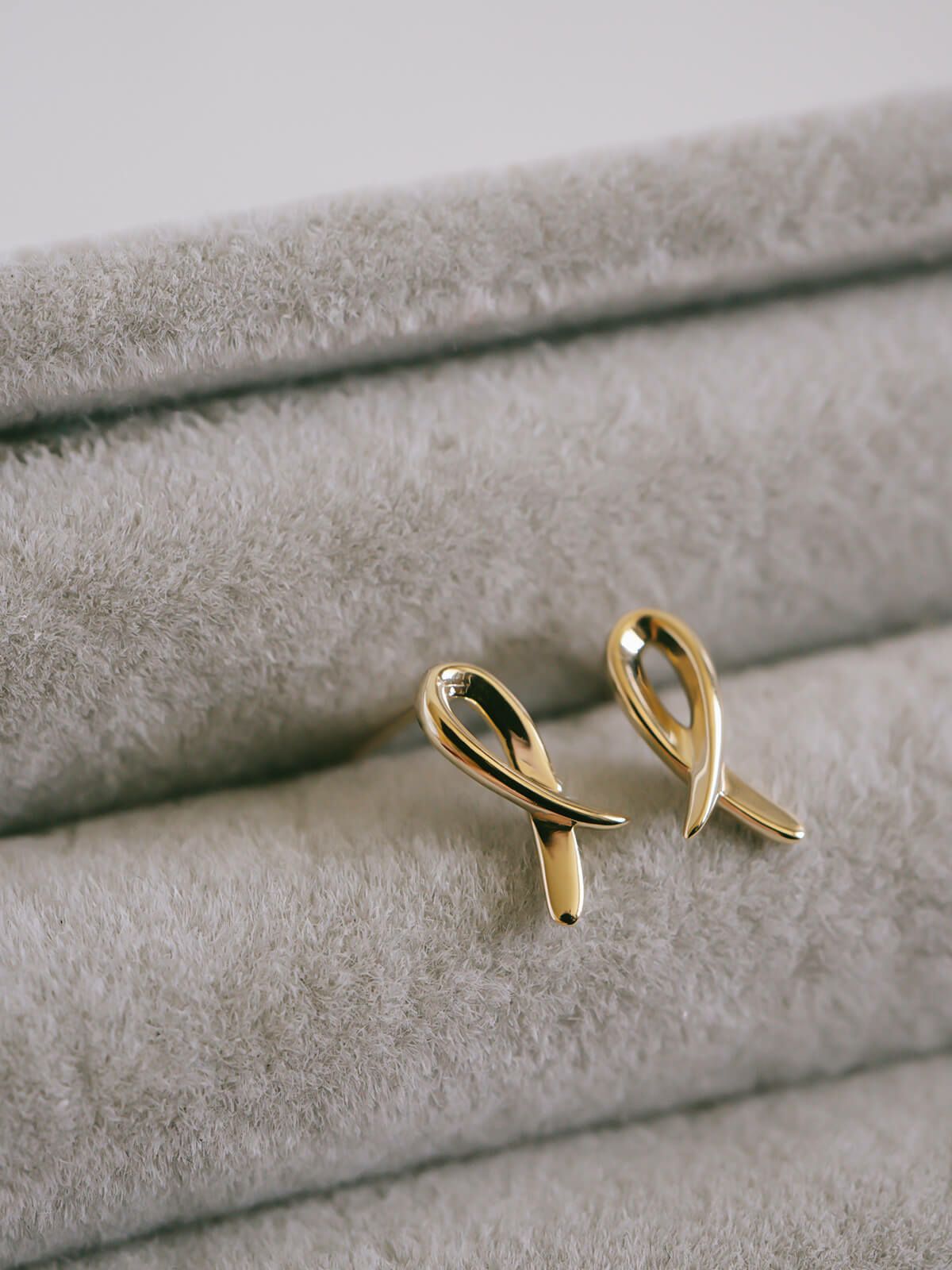 18k つけっぱなし ピアス  【elpia-pe エルピア】 k18 18金 ピアス ゴールド金属アレルギー リボン 小さめ 小ぶり 小さい シンプル 上品 繊細 エレガント 可愛い カジュアル フォーマル レディース ジュエリー アクセサリー 軽量 アウェアネスリボン ループリボン