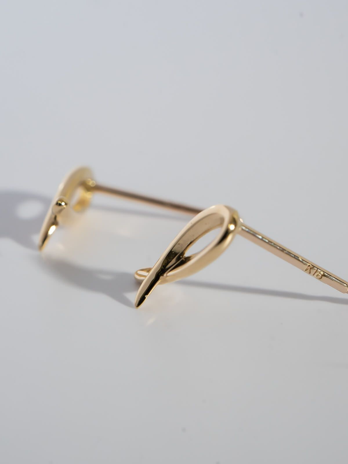 18k つけっぱなし ピアス  【elpia-pe エルピア】 k18 18金 ピアス ゴールド金属アレルギー リボン 小さめ 小ぶり 小さい シンプル 上品 繊細 エレガント 可愛い カジュアル フォーマル レディース ジュエリー アクセサリー 軽量 アウェアネスリボン ループリボン