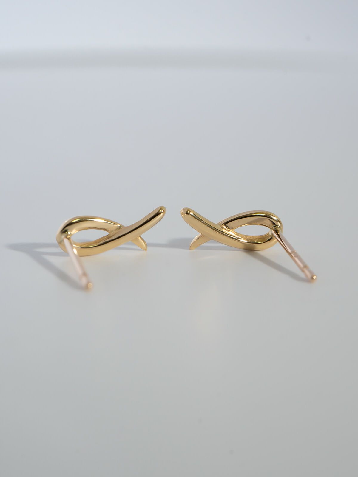 18k つけっぱなし ピアス  【elpia-pe エルピア】 k18 18金 ピアス ゴールド金属アレルギー リボン 小さめ 小ぶり 小さい シンプル 上品 繊細 エレガント 可愛い カジュアル フォーマル レディース ジュエリー アクセサリー 軽量 アウェアネスリボン ループリボン